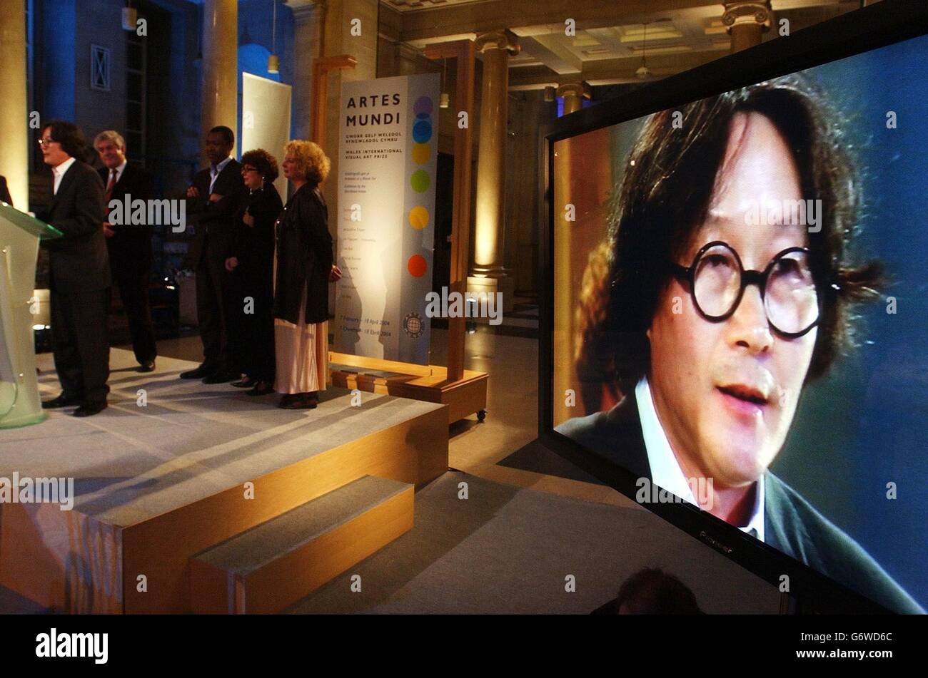 L'artista Xu Bing parla dopo aver vinto il premio Artes Mundi a Cardiff, per il suo lavoro 'dove si raccoglie la polvere?'. Usando la polvere raccolta vicino a Ground Zero, l'artista ha usato la polvere per coprire il pavimento che è stato punteggiato da un verso cinese: 'Come non c'è nulla dal primo, dove la polvere si raccoglie'. Xu Bing, nato in Cina e che vive a New York, è stato rivelato il vincitore di Artes Mundi, il Wales International Visual Art Prize. Il premio vale 40,000 - il doppio di quello del Turner Prize. Foto Stock