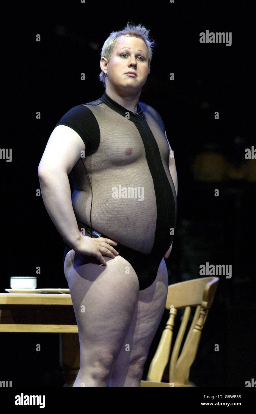 Il comico Matt Lucas, "l'unico gay del villaggio", si esibisce sul palco durante la serata della Cream of British Comedy presso la Royal Albert Hall di Londra. La serata della commedia fa parte della settimana annuale 'The Who and Friends' di concerti di raccolta fondi in aiuto della Teenage Cancer Trust. Foto Stock