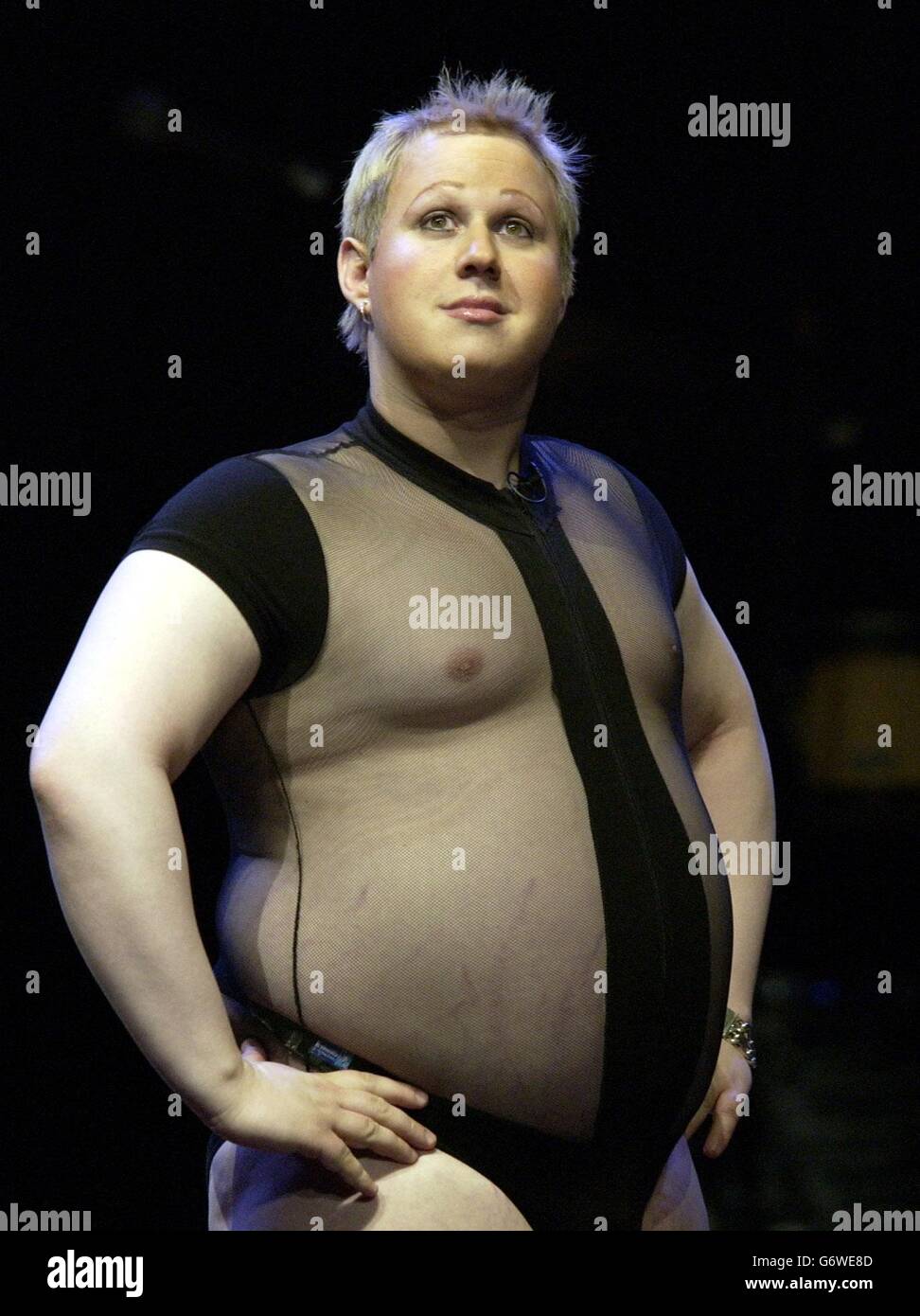 Il comico Matt Lucas, "l'unico gay del villaggio", si esibisce sul palco durante la serata della Cream of British Comedy presso la Royal Albert Hall di Londra. La serata della commedia fa parte della settimana annuale 'The Who and Friends' di concerti di raccolta fondi in aiuto della Teenage Cancer Trust. Foto Stock