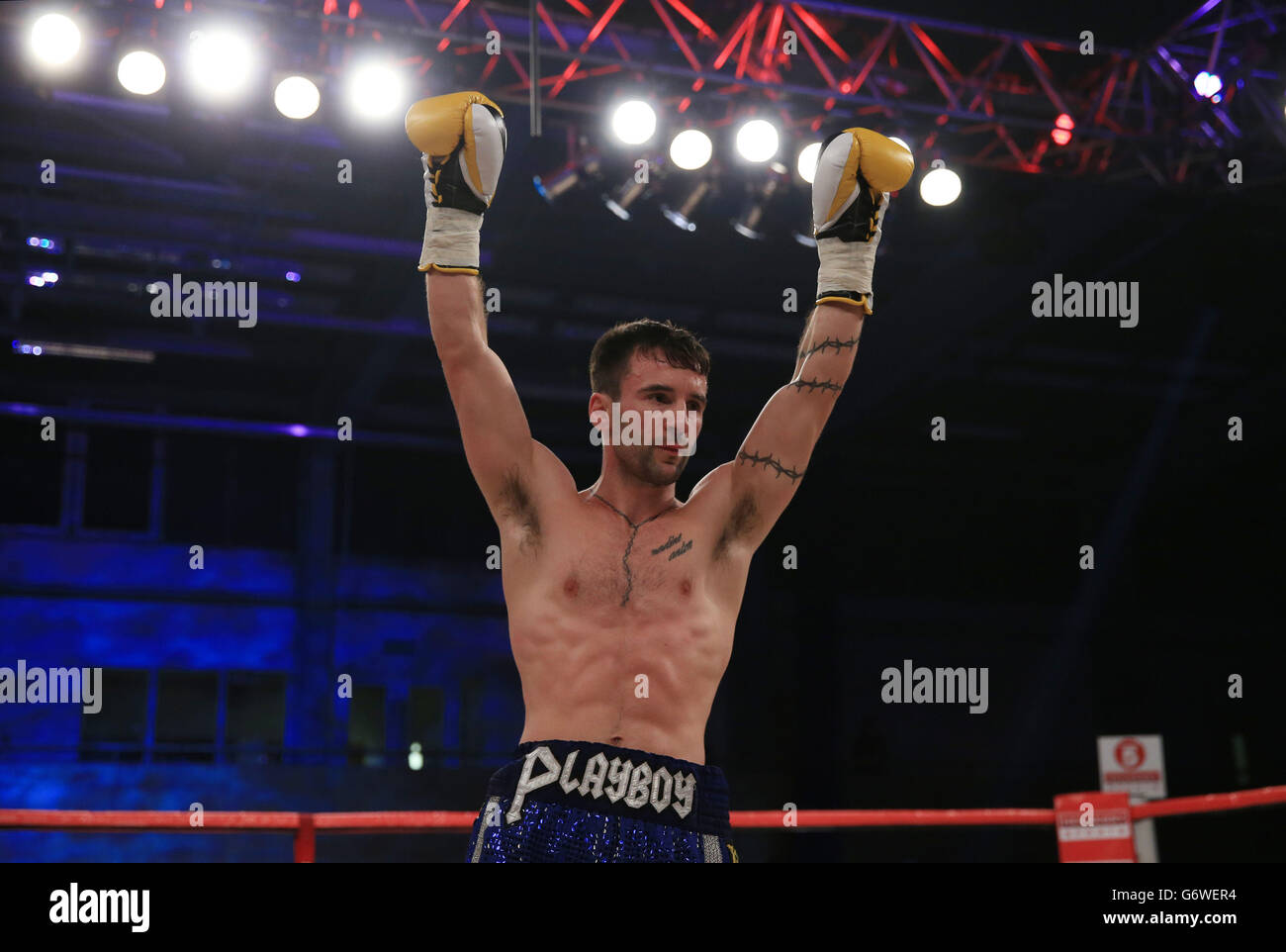 Lee Haskins celebra la sua vittoria su Luke Wilton nel suo peso di bantam alla City Academy, Bristol. Foto Stock