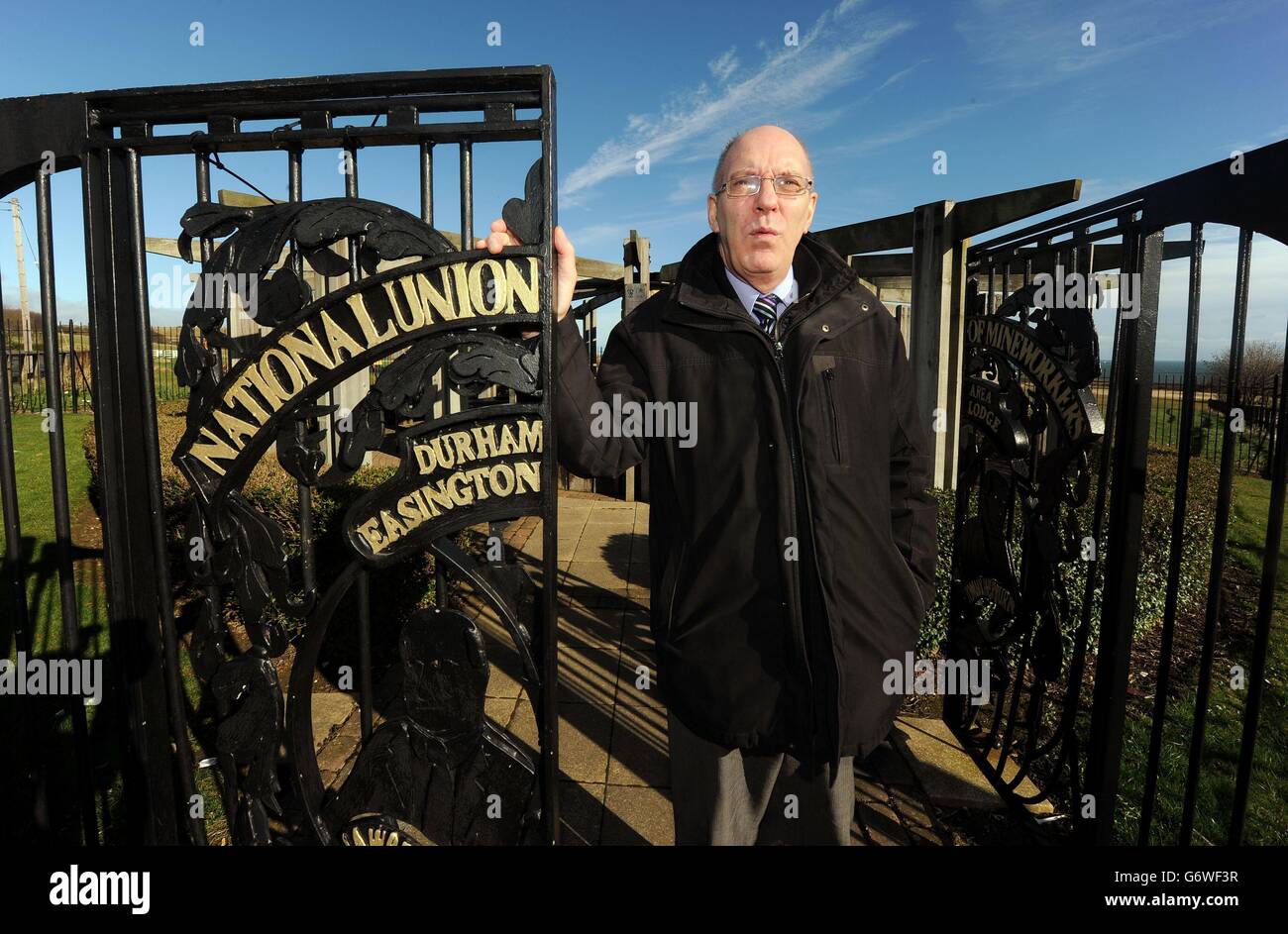 Alan Cummings, ex segretario del Lodge NUM di 66 anni, si trova presso il vecchio pit head nel villaggio ex-pit di Easington Colliery, contea di Durham, dove i minatori che hanno rotto lo sciopero e 'scottato' possono ancora aspettarsi di essere annientati in strada, 30 anni dopo, ha spiegato: 'La gente ha ricordi lunghi.&Oacute; Foto Stock