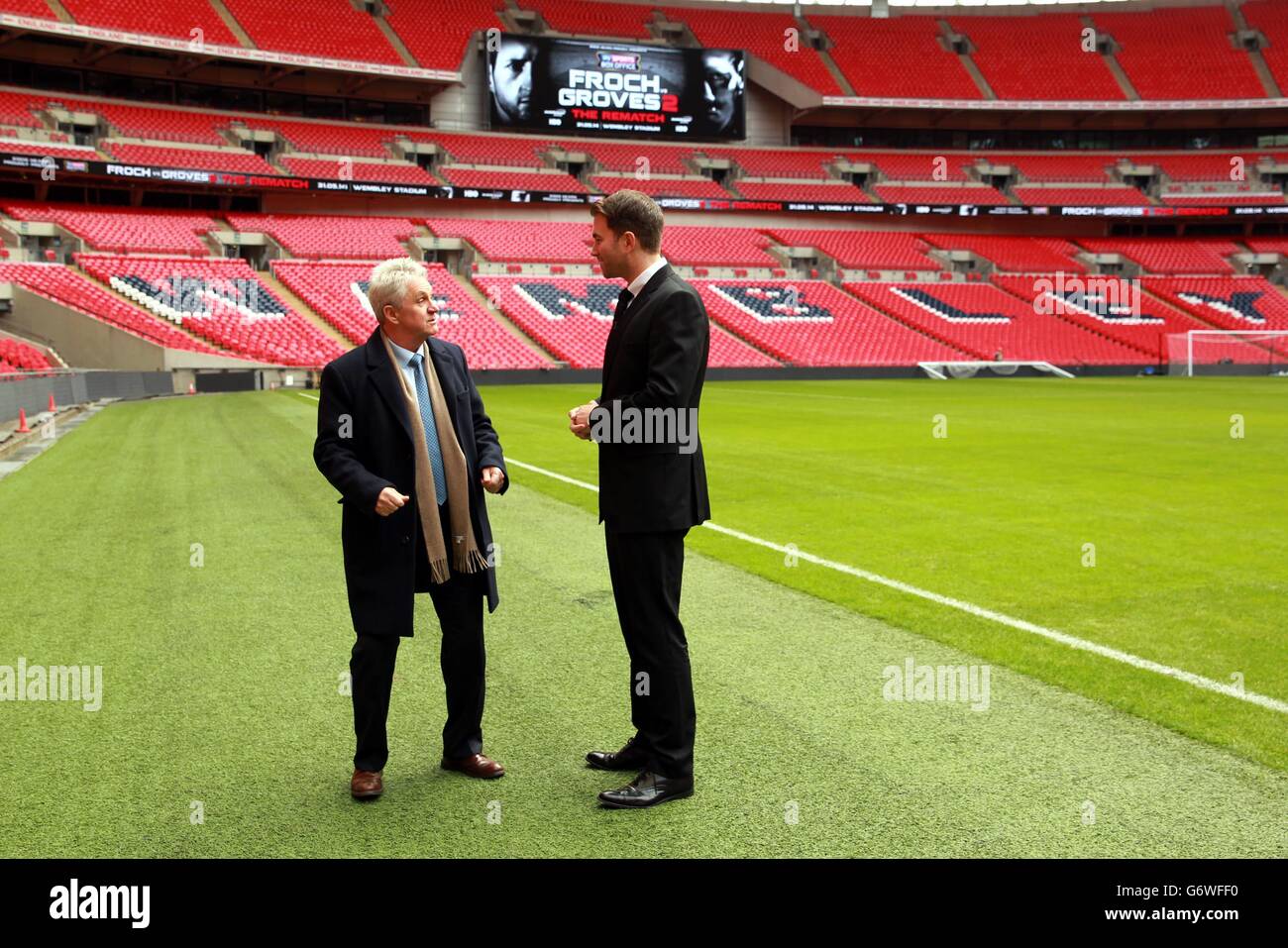 Eddie Hearn, promotore di Matchroom, con il presidente di Wembley Melvin Benn (a sinistra) durante la fotocellula al Wembley Stadium di Londra. Foto Stock