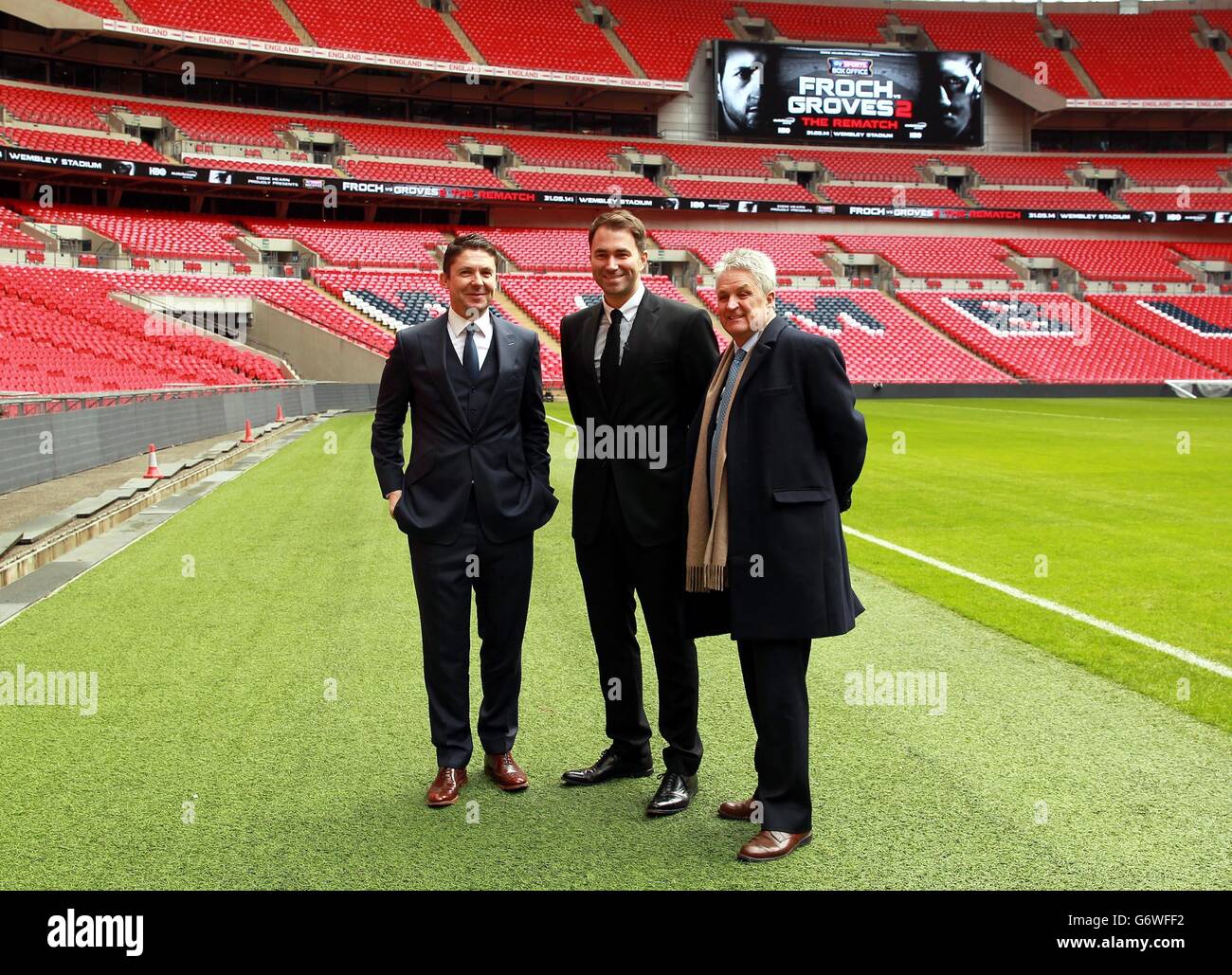 Eddie Hearn, promotore di Matchroom, con il presidente di Wembley Melvin Benn (a destra) e il direttore generale di Sky Sports Barney Francis (a sinistra) durante la fotocellula al Wembley Stadium di Londra. Foto Stock
