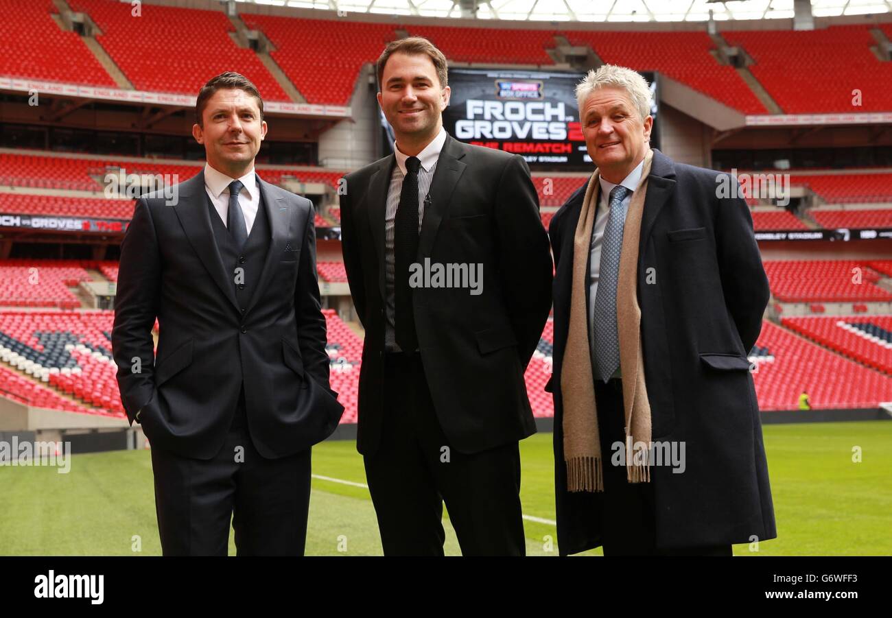 Eddie Hearn, promotore di Matchroom, con il presidente di Wembley Melvin Benn (a destra) e il direttore generale di Sky Sports Barney Francis (a sinistra) durante la fotocellula al Wembley Stadium di Londra. Foto Stock