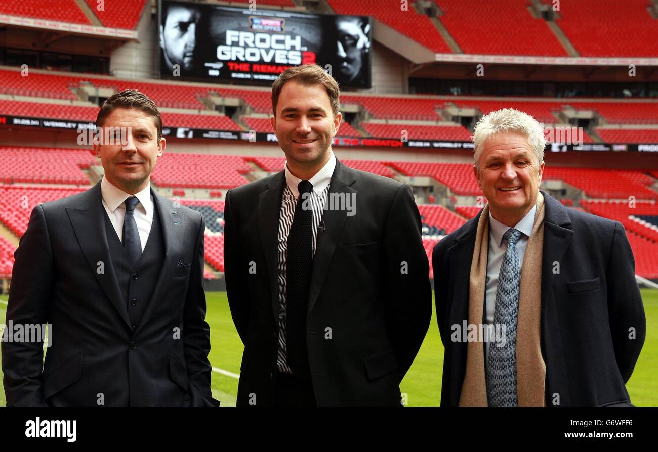 Eddie Hearn, promotore di Matchroom, con il presidente di Wembley Melvin Benn (a destra) e il direttore generale di Sky Sports Barney Francis (a sinistra) durante la fotocellula al Wembley Stadium di Londra. Foto Stock