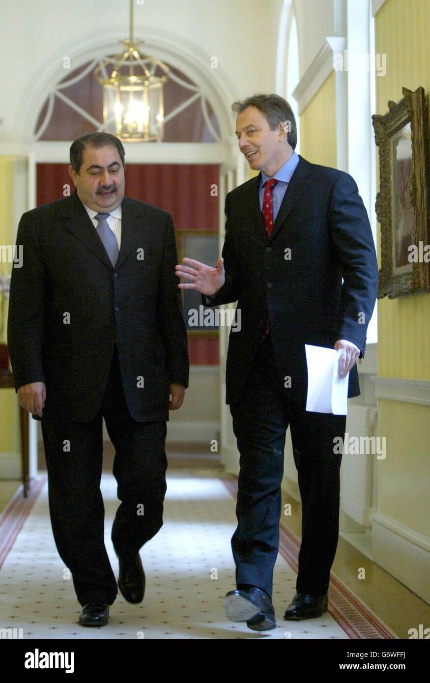 Il primo ministro britannico Tony Blair (R) e il ministro degli Esteri iracheno Hoshyar Zebari al 10 di Downing Street, Londra. Zebari ha sottolineato che, anche dopo la consegna del giugno 30, sarà necessaria una presenza militare internazionale sostanziale per controllare le tensioni tra il mix iracheno di sciiti e sunniti, arabi, curdi e turkmani. Foto Stock
