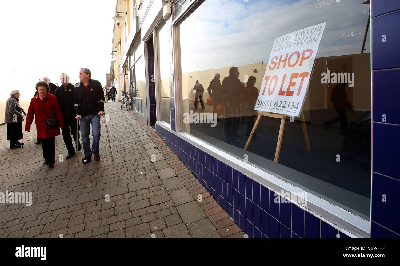 Un negozio in affitto nel centro di Huntingdon in Cambridgeshire. Il governo viene esortato a concedere al sistema un'amnistia per i tassi di affari di sei mesi per le imprese che occupano proprietà vuote come parte di "riforme fondamentali". Foto Stock