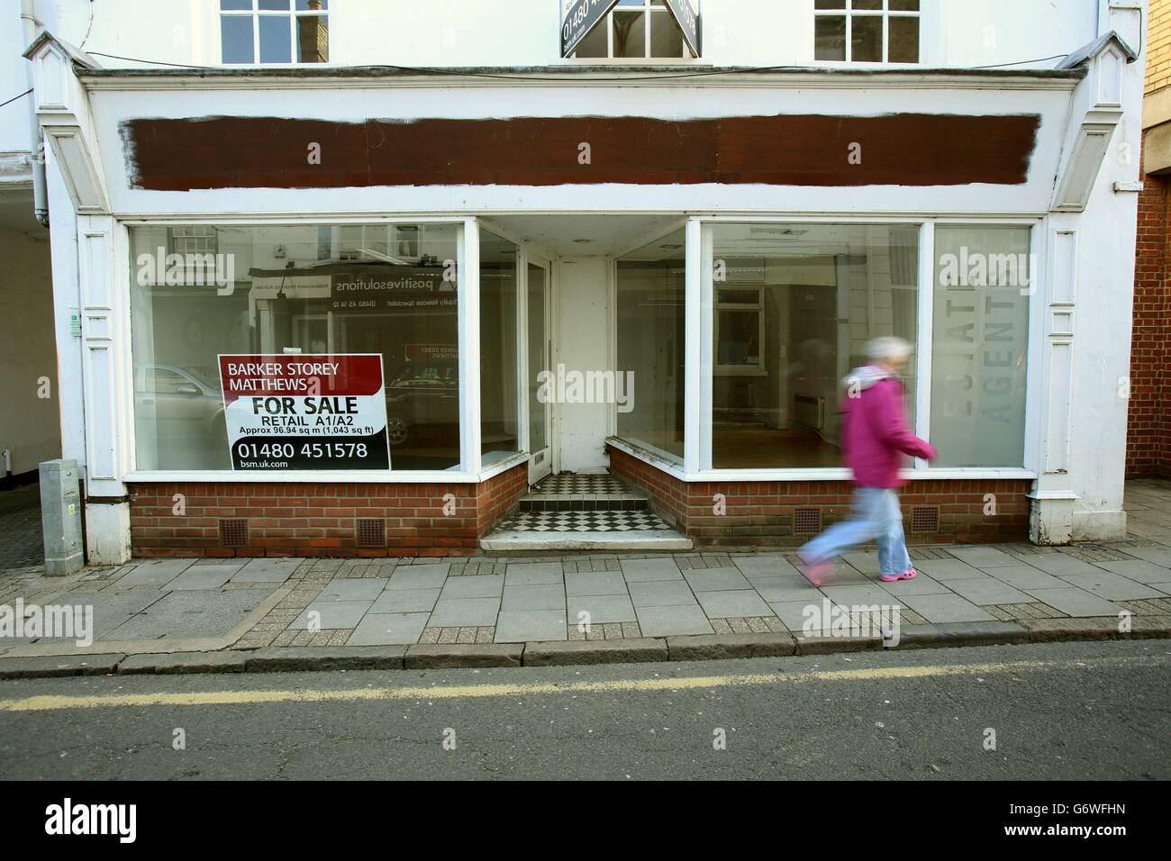 Un negozio in vendita nel centro di Huntingdon in Cambridgeshire. Il governo viene esortato a concedere al sistema un'amnistia per i tassi di affari di sei mesi per le imprese che occupano proprietà vuote come parte di "riforme fondamentali". Foto Stock