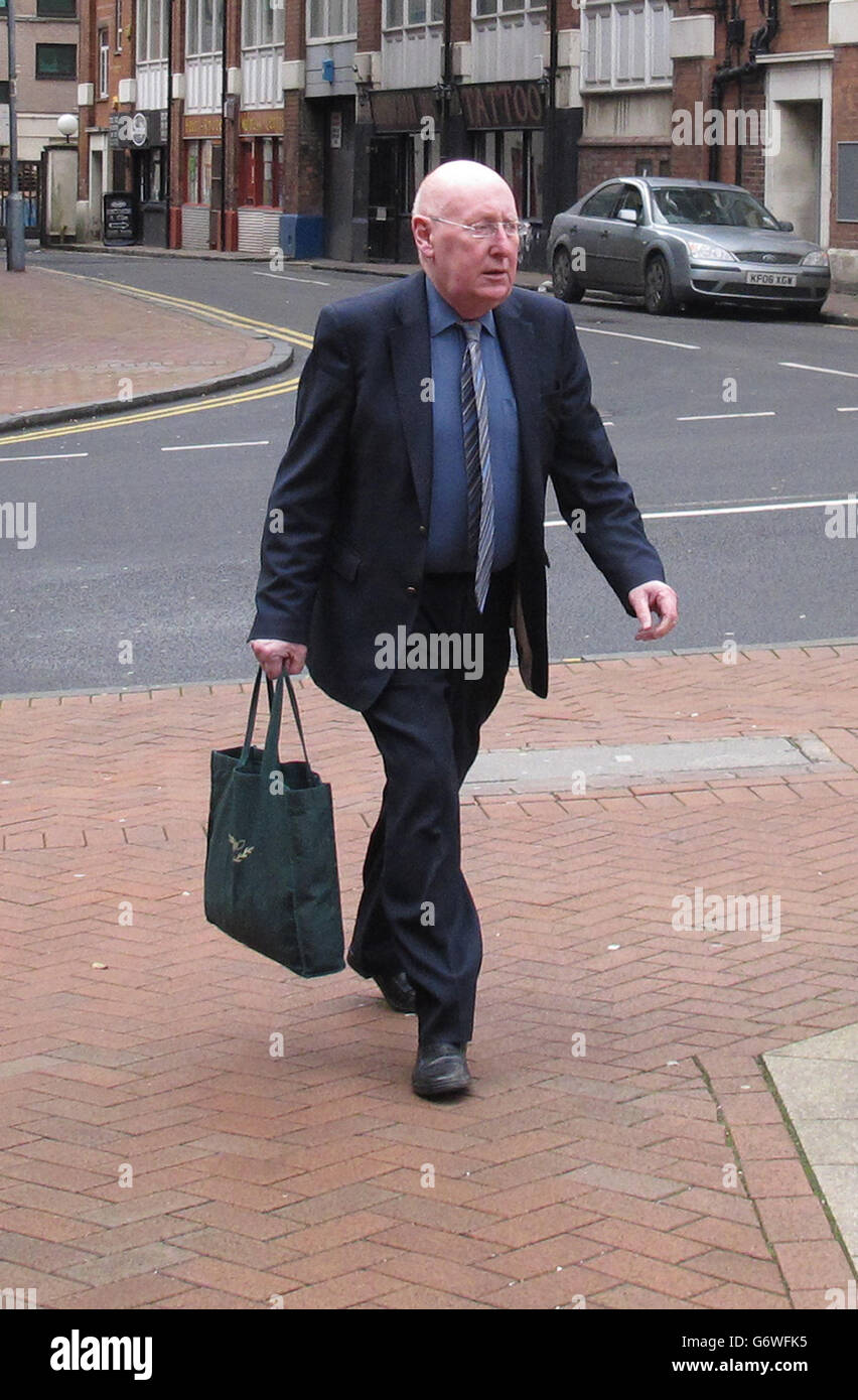 Il pioniere del computer domestico Sir Clive Sinclair dopo a Birmingham Crown Court per dare prove come testimone al processo di David Griffiths e Simon Drew, che entrambi negano un totale di 34 accuse di frode legata a progetti di film animati. Foto Stock