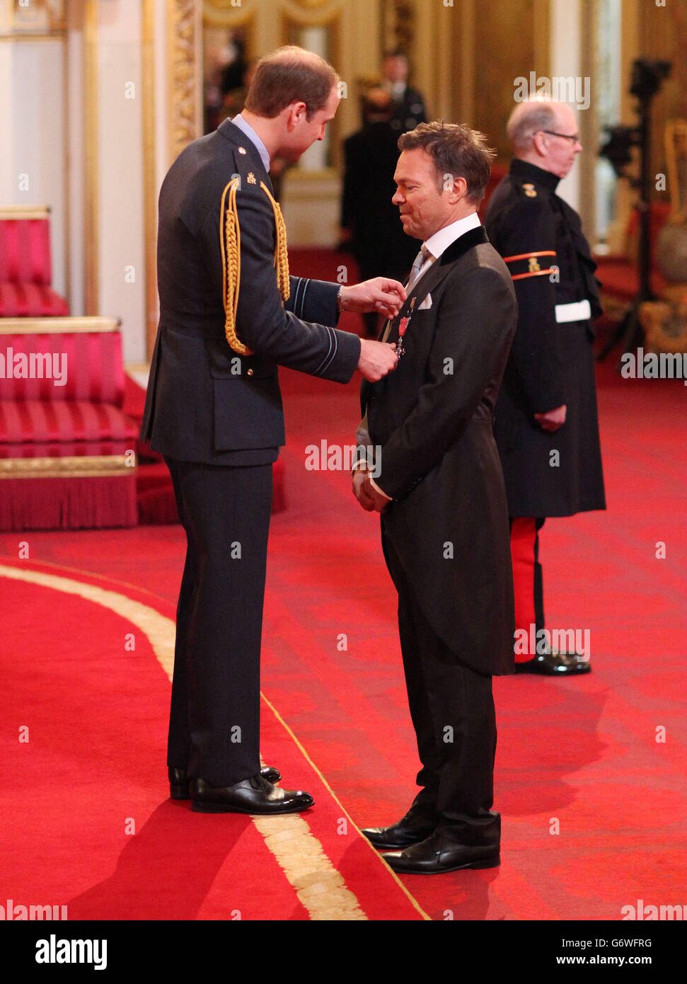Pete Tong è stato reso membro dell'Ordine dell'Impero britannico (MBE) dal Duca di Cambridge durante una cerimonia di investitura a Buckingham Palace. Foto Stock