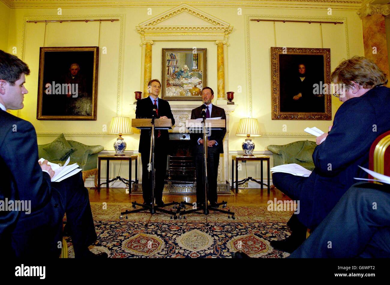 Il primo ministro britannico Tony Blair (a sinistra) e il segretario all'interno David Blunkett durante una conferenza stampa al n. 10 di Downing Street. Downing Street ha rivelato ieri che il primo ministro presiede riunioni regolari ad alto livello volte a garantire il rispetto dei controlli sull'immigrazione. Foto Stock