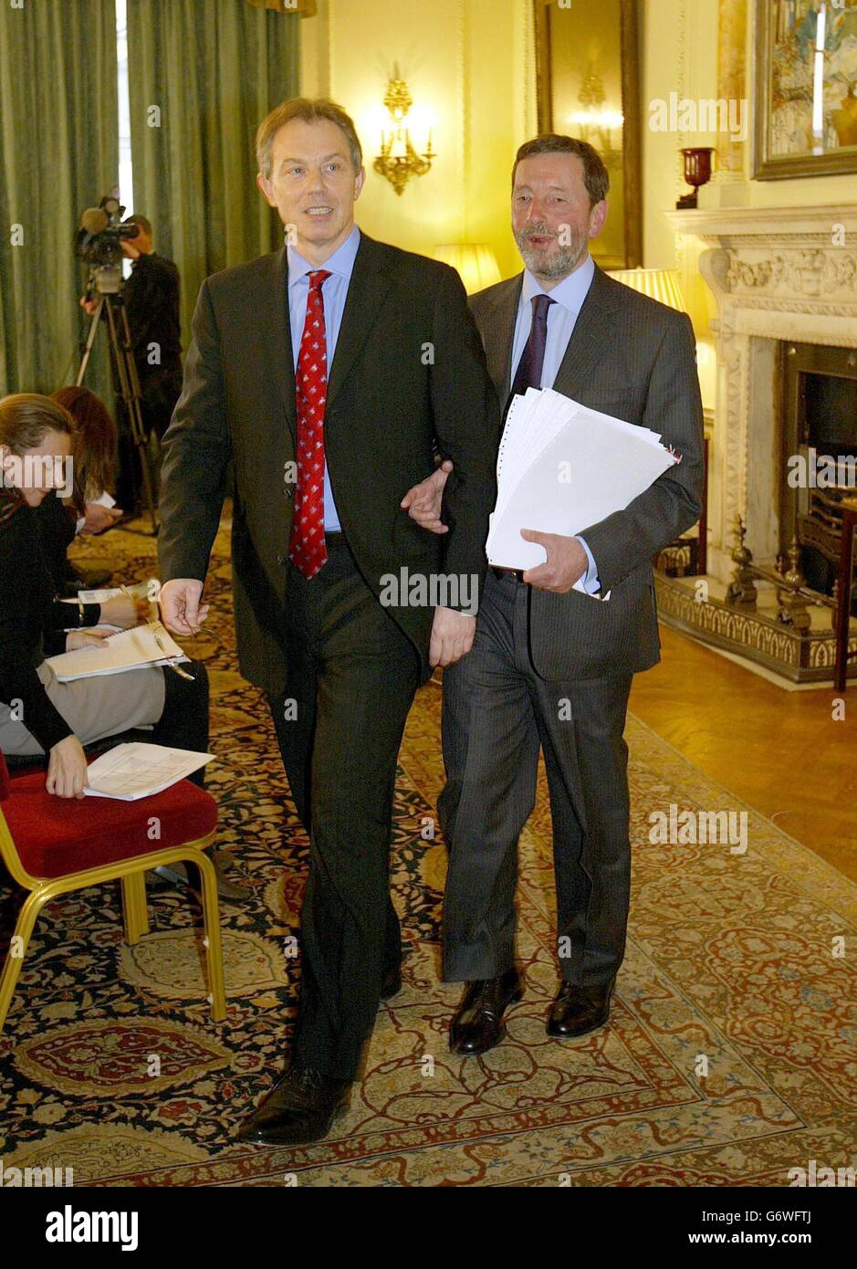Il primo ministro britannico Tony Blair (a sinistra) e il segretario all'interno David Blunkett dopo una conferenza stampa congiunta al n. 10 di Downing Street. Downing Street ha rivelato ieri che il primo ministro presiede riunioni regolari ad alto livello volte a garantire il rispetto dei controlli sull'immigrazione. Foto Stock