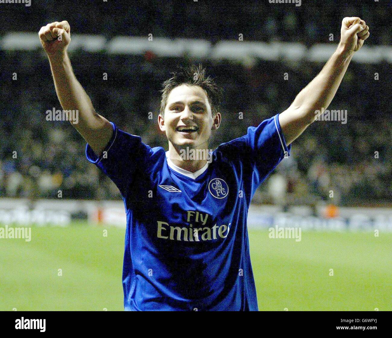 Frank Lampard di Chelsea celebra la vittoria alla fine del gioco con i tifosi in viaggio dopo aver battuto Arsenal 2-1 nella notte e 3-2 in aggregato, durante la seconda partita finale di Champions League ad Highbury. Foto Stock Frank Lampard di Chelsea celebra la vittoria alla fine del gioco con i tifosi in viaggio dopo aver battuto Arsenal 2-1 nella notte e 3-2 in aggregato, durante la seconda partita finale di Champions League ad Highbury. Foto Stock