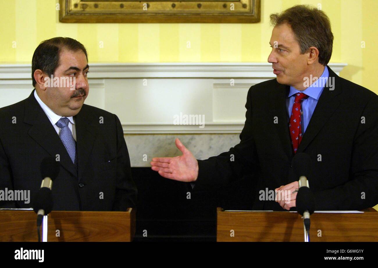 Il primo ministro britannico Tony Blair (destra) presenta il ministro degli Esteri iracheno Hoshyar Zebari durante una conferenza stampa congiunta al n.10 Downing Street. Foto Stock