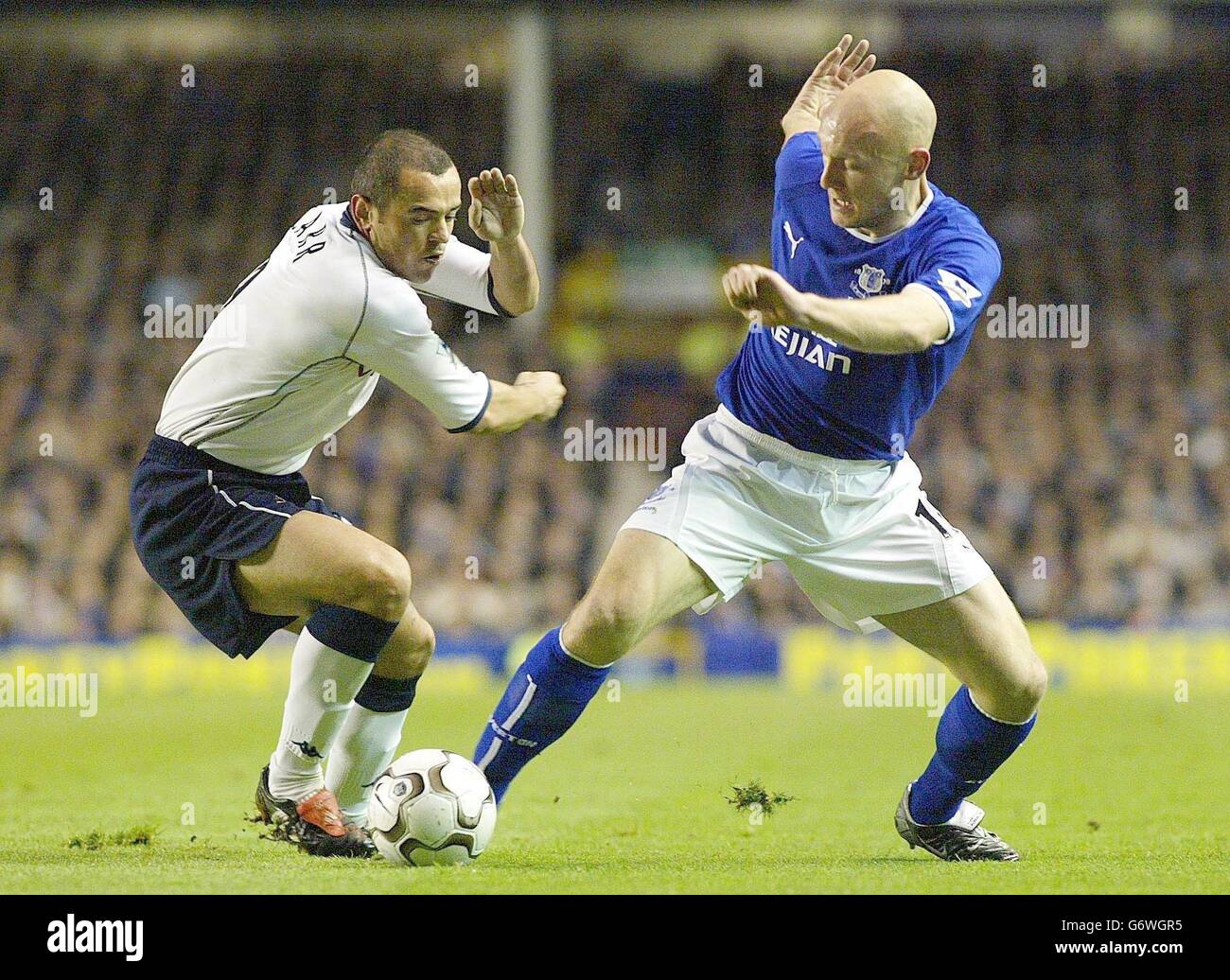 Il Thomas Gravesen di Everton (a destra) salta oltre Tottenham Hotspurs Stephen Carr, durante la partita di Barclaycard Premiership al Goodison Park. Foto Stock