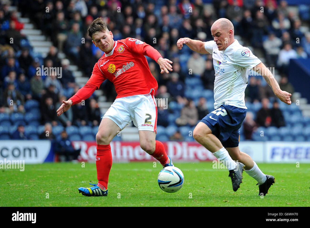 Calcio - Sky Bet League 1 - Preston North End v Crewe Alexandra - Deepdale. Matt Tootle di Crewe Alexandra (a sinistra) e Iain Hume di Preston North End combattono per la palla Foto Stock