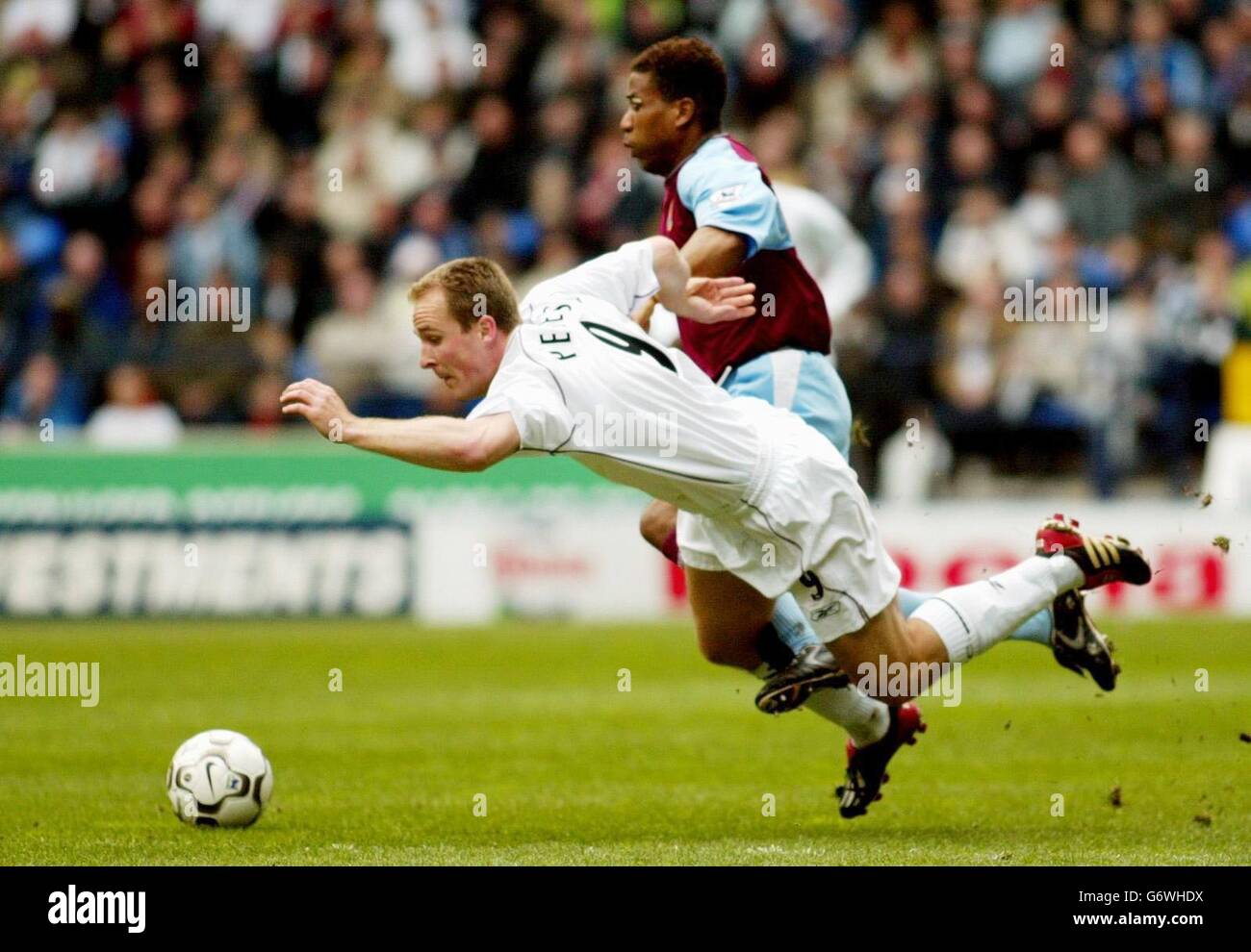 L'Henrik Pedersen di Bolton Wanderers viene decollato da Ulises de la Cruz di Aston Villa (a destra) durante la partita di Barclaycard Premiership allo stadio Reebok di Bolton. Foto Stock