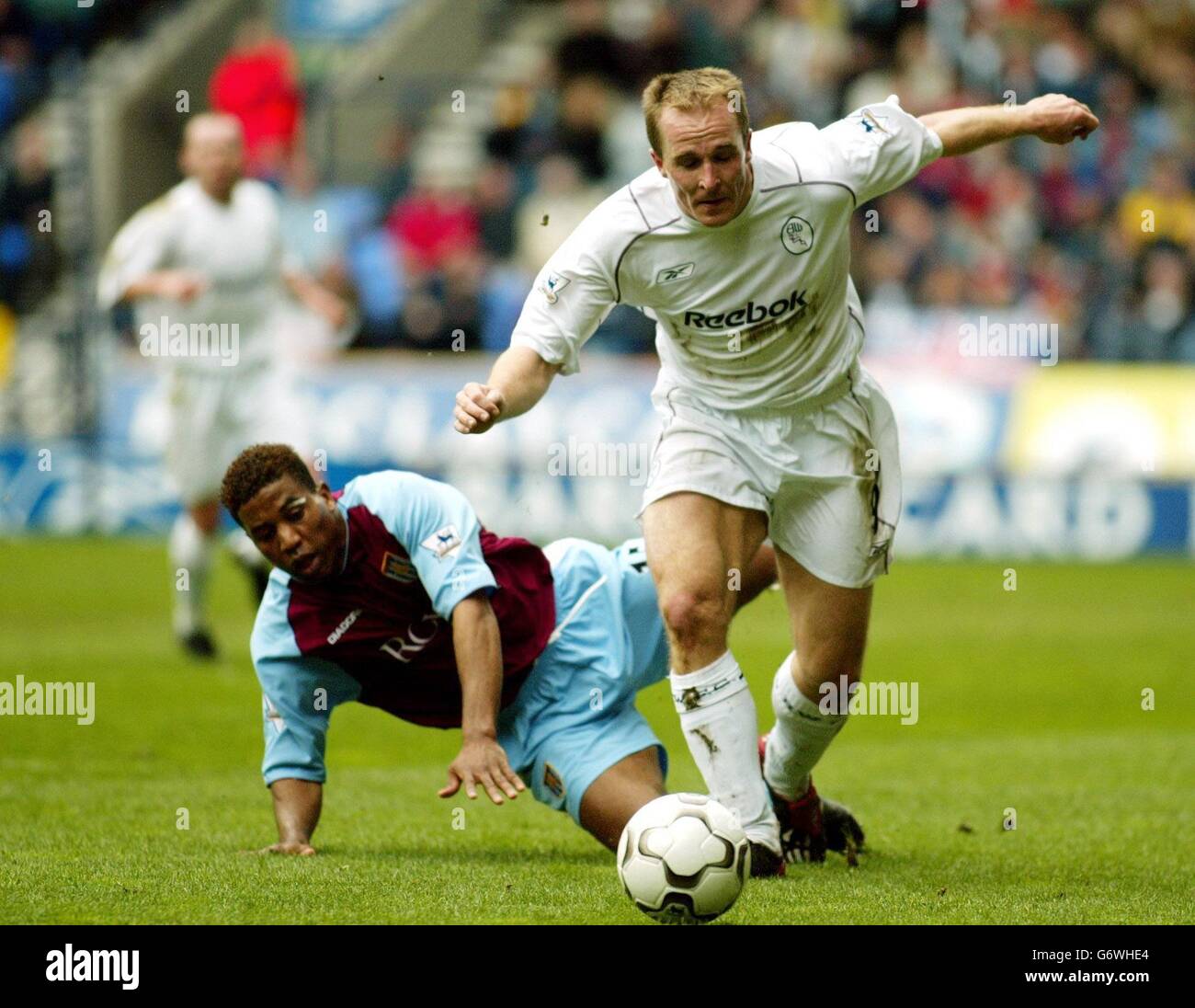 L'Alises de la Cruz di Aston Villa sfida Henrik Pedersen di Bolton Wanderers (R) per la palla durante la partita della Barclaycard Premiership allo stadio Reebok di Bolton. Foto Stock