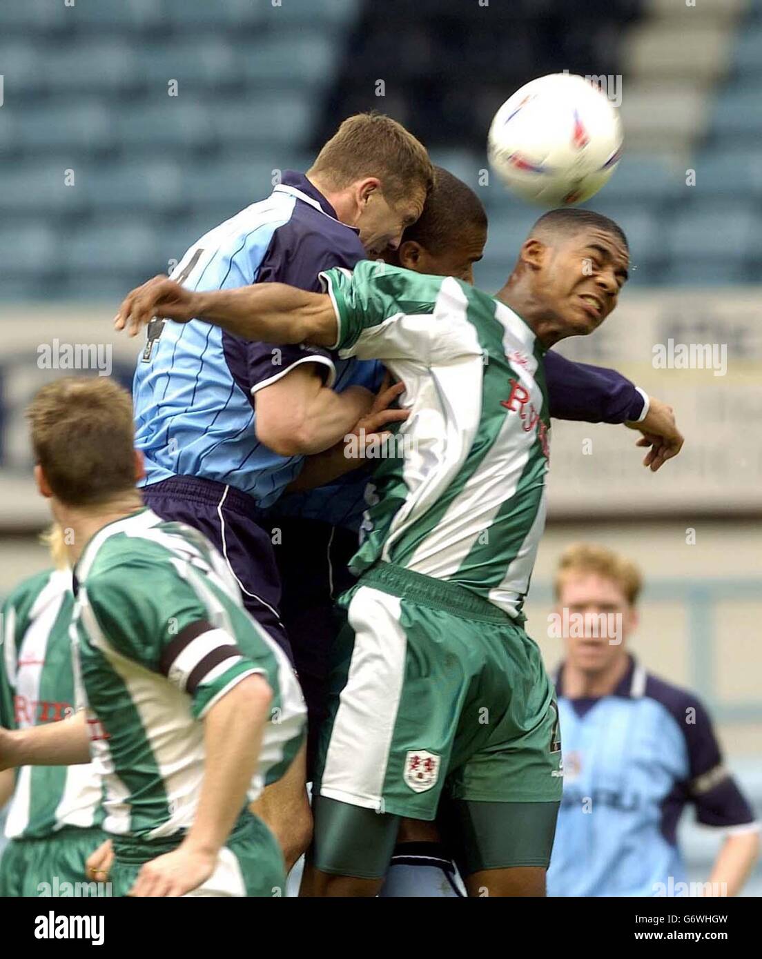 Marvin Elliott (R) di Millwall viene battuto alla palla da Muhamed Konjic di Coventry City durante la partita Nationwide Division One ad Highfield Road, Coventr. . Foto Stock