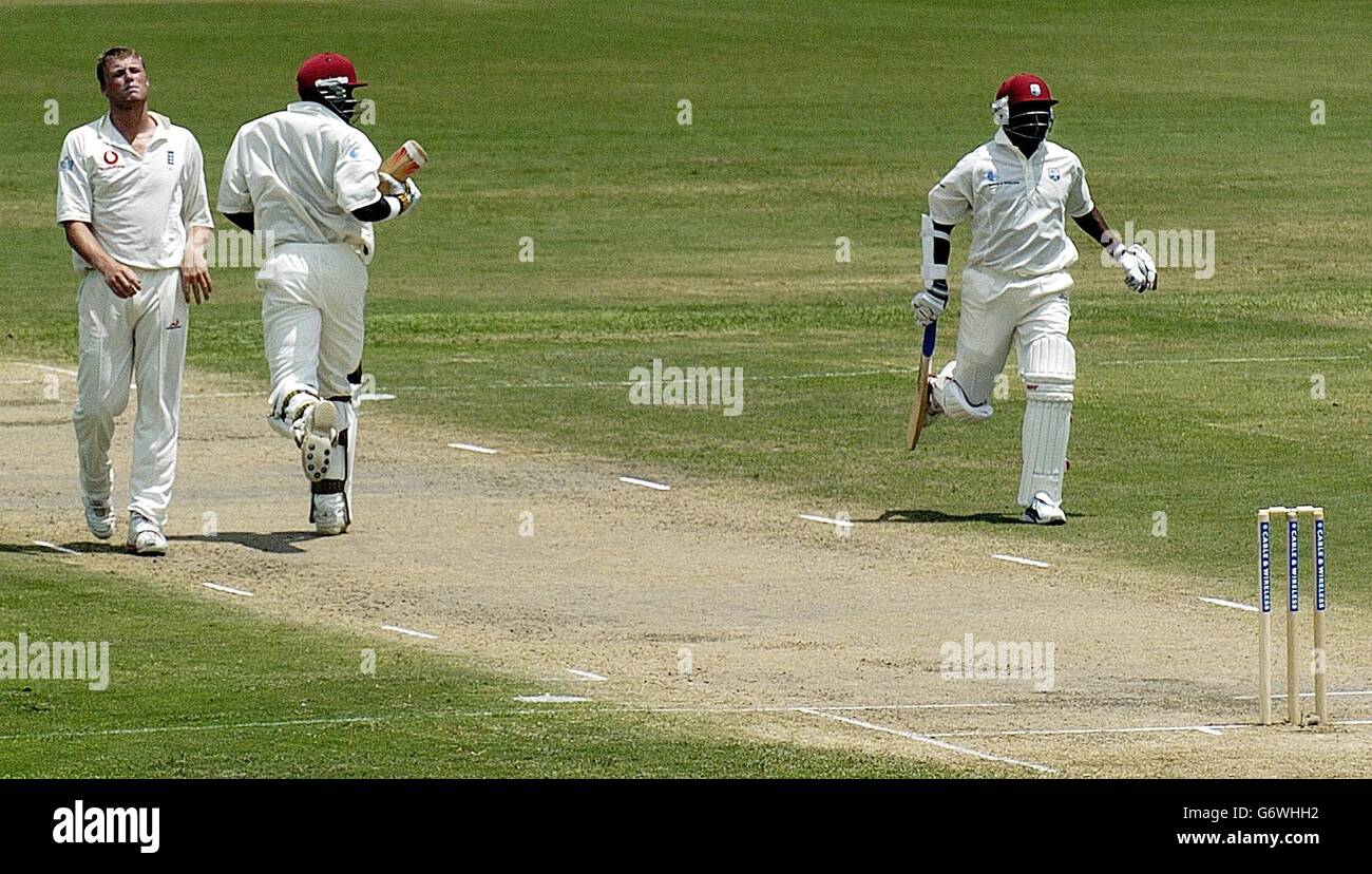 Il bowler inglese Andrew Flintoff reagisce dopo che il batsman indiano occidentale Cris Gayle aveva segnato 4 corse con il capitano Brian Lara (a destra), durante il quarto test al Recreation Ground, St John's, Antigua. Foto Stock