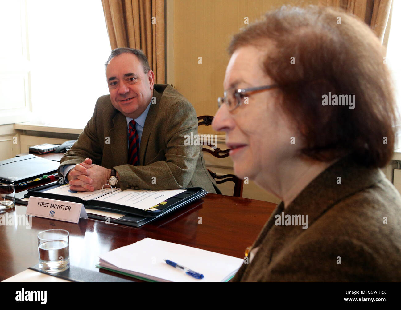 Il primo ministro scozzese Alex Salmond presiede il suo Consiglio dei consiglieri economici alla Bute House di Edimburgo con Lady Susan Rice. Foto Stock