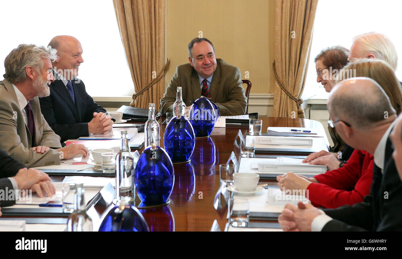 Il primo ministro scozzese Alex Salmond presiede il suo Consiglio dei consiglieri economici alla Bute House di Edimburgo. Foto Stock