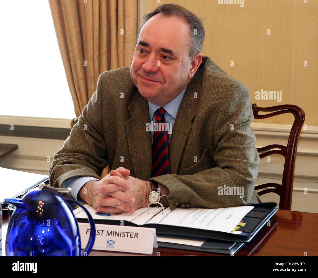 Il primo ministro scozzese Alex Salmond presiede il suo Consiglio dei consiglieri economici alla Bute House di Edimburgo. Foto Stock