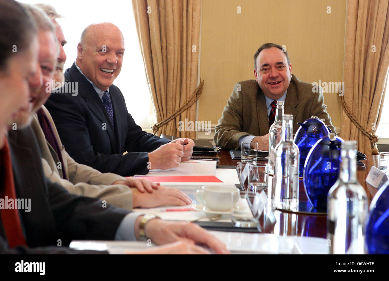 Il primo ministro scozzese Alex Salmond presiede il suo Consiglio dei consiglieri economici alla Bute House di Edimburgo con Jim McColl. Foto Stock
