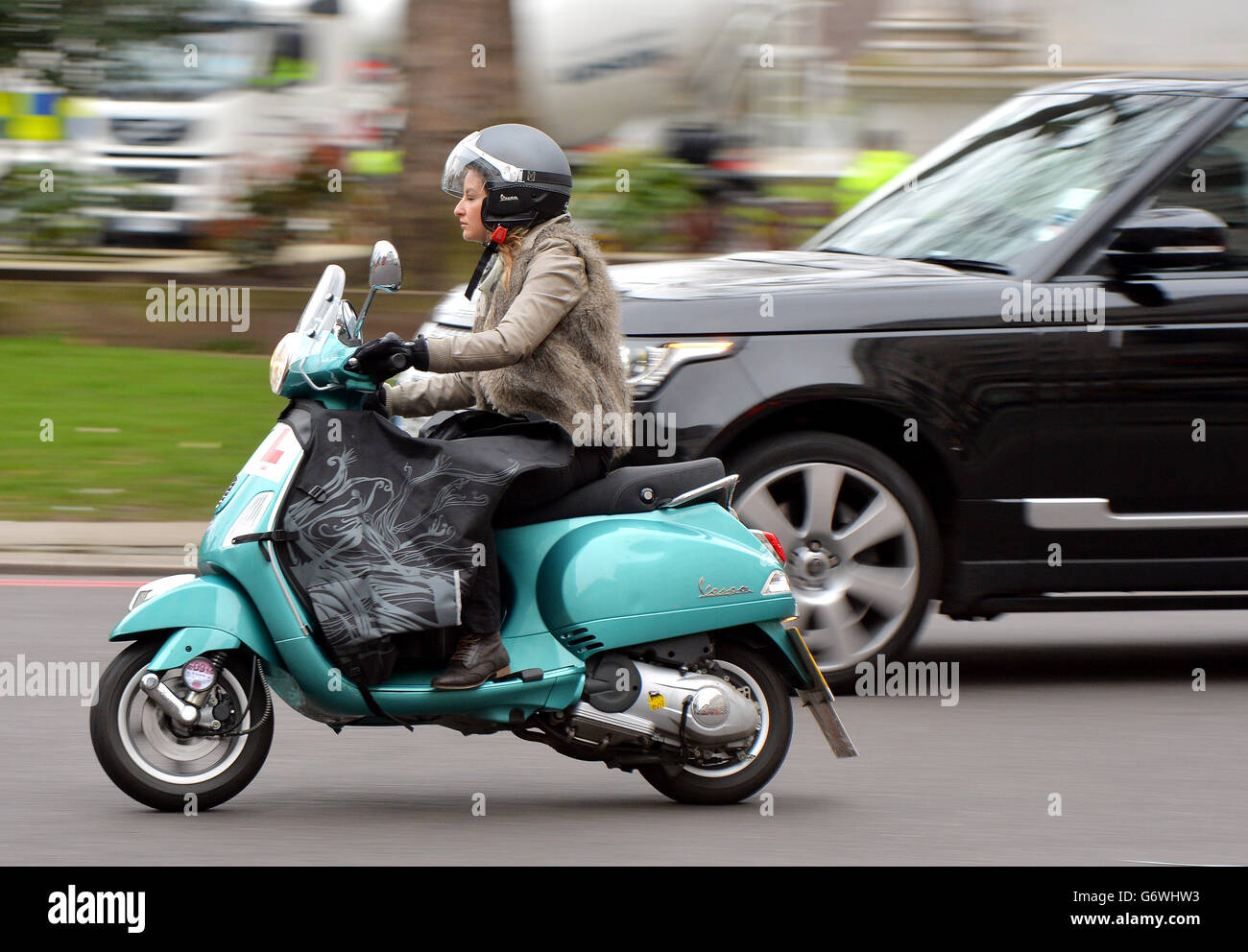 Scorte di ciclista. Un motociclista sulle strade di Londra. Foto Stock