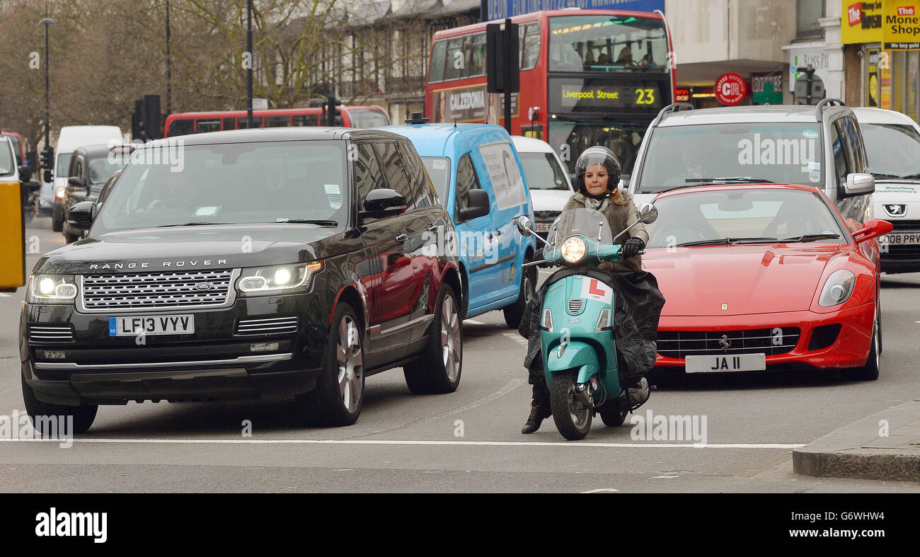 Scorte di ciclista. Un motociclista sulle strade di Londra. Foto Stock