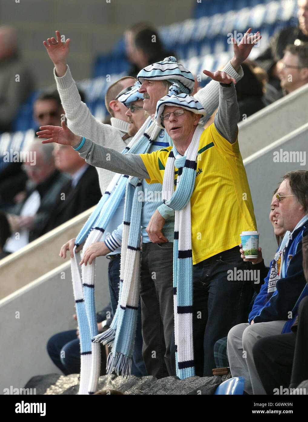 Calcio - Sky Bet League One - Colchester United / Coventry City - Weston Homes Community Stadium. I fan di Coventry City mostrano il loro sostegno negli stand Foto Stock