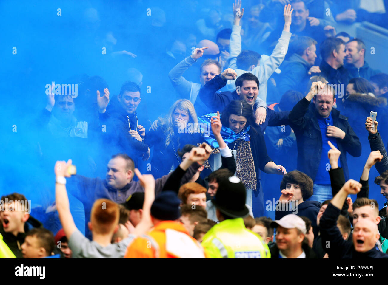 Calcio - Campionato Sky Bet - Blackburn Rovers v Burnley - Ewood Park. Blackburn Rovers' ha scatenato una bomba di fumo blu dopo il loro primo obiettivo Foto Stock