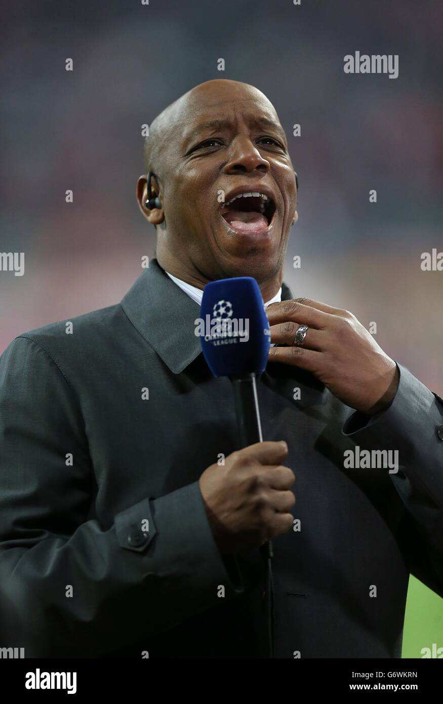 Calcio - UEFA Champions League - Round of 16 - seconda tappa - Bayern Monaco / Arsenal - Allianz Arena. Il pundit della televisione e l'ex calciatore Ian Wright si schierano prima del calcio d'inizio Foto Stock