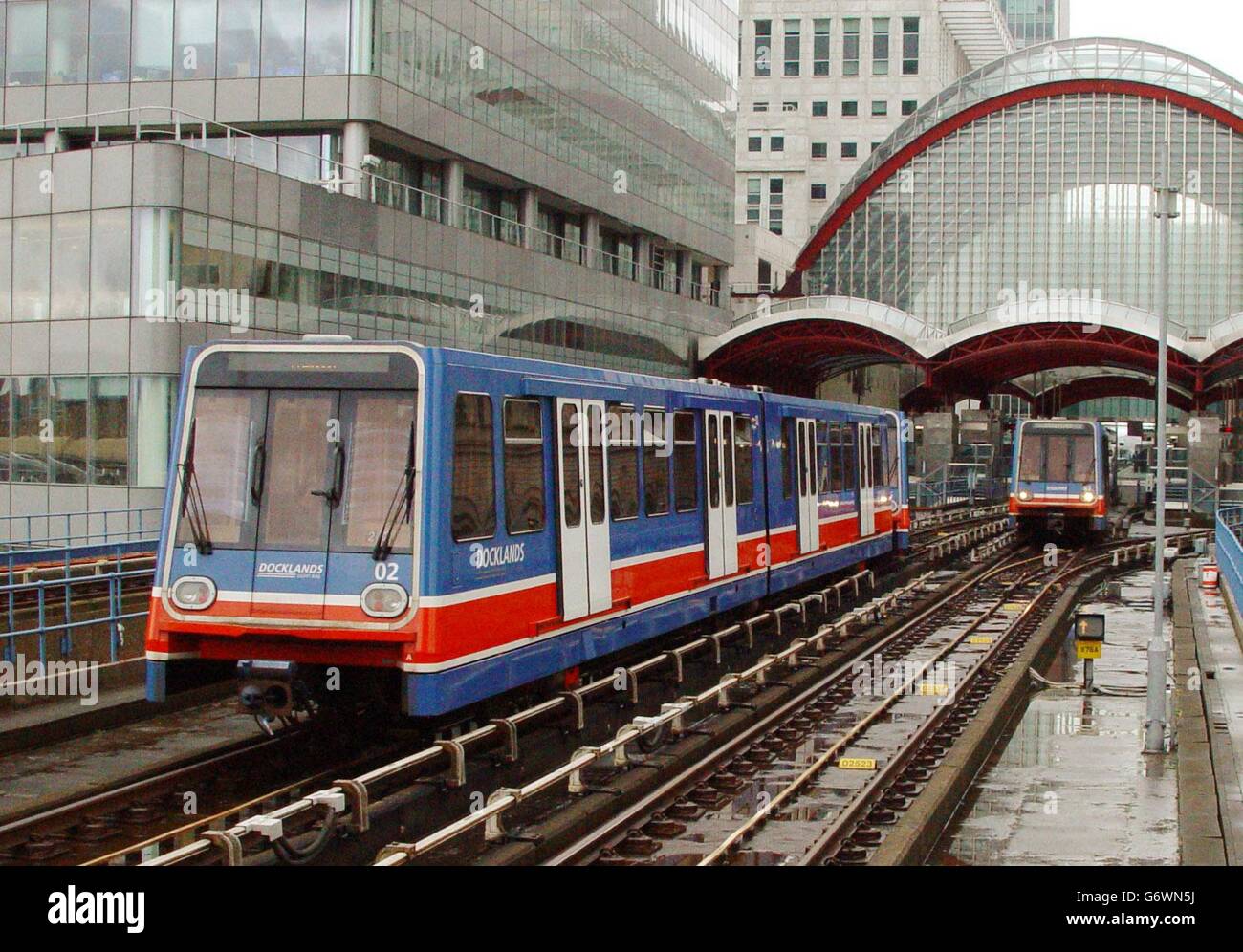 Ferrovia leggera Docklands. Un treno sulla DLR (Docklands Light Railway), a Londra. Foto Stock