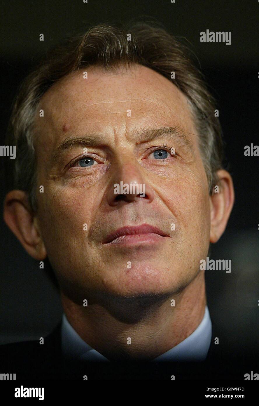 Il primo ministro Tony Blair si rivolge ai governatori della riunione annuale della Banca europea per la ricostruzione e lo sviluppo (BERS) a Londra. In un sondaggio di opinione pubblicato oggi, Blair potrebbe affrontare una forte opposizione da parte dei suoi banchi se chiamasse un referendum sulla nuova costituzione dell'Unione europea. Foto Stock