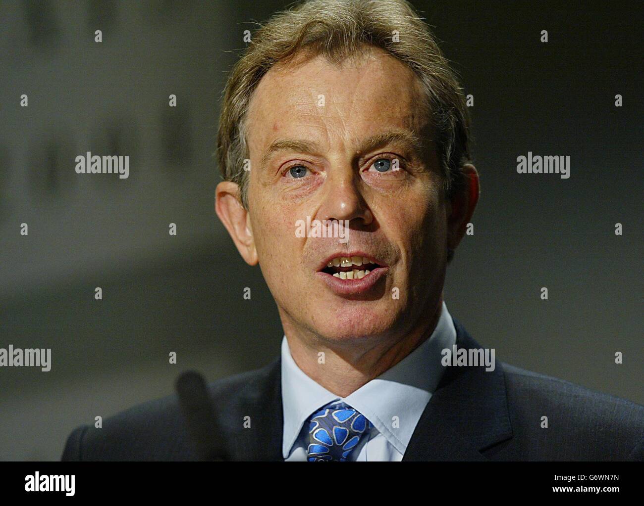 Il primo ministro Tony Blair si rivolge ai governatori della riunione annuale della Banca europea per la ricostruzione e lo sviluppo (BERS) a Londra. In un sondaggio di opinione pubblicato oggi, Blair potrebbe affrontare una forte opposizione da parte dei suoi banchi se chiamasse un referendum sulla nuova costituzione dell'Unione europea. Foto Stock