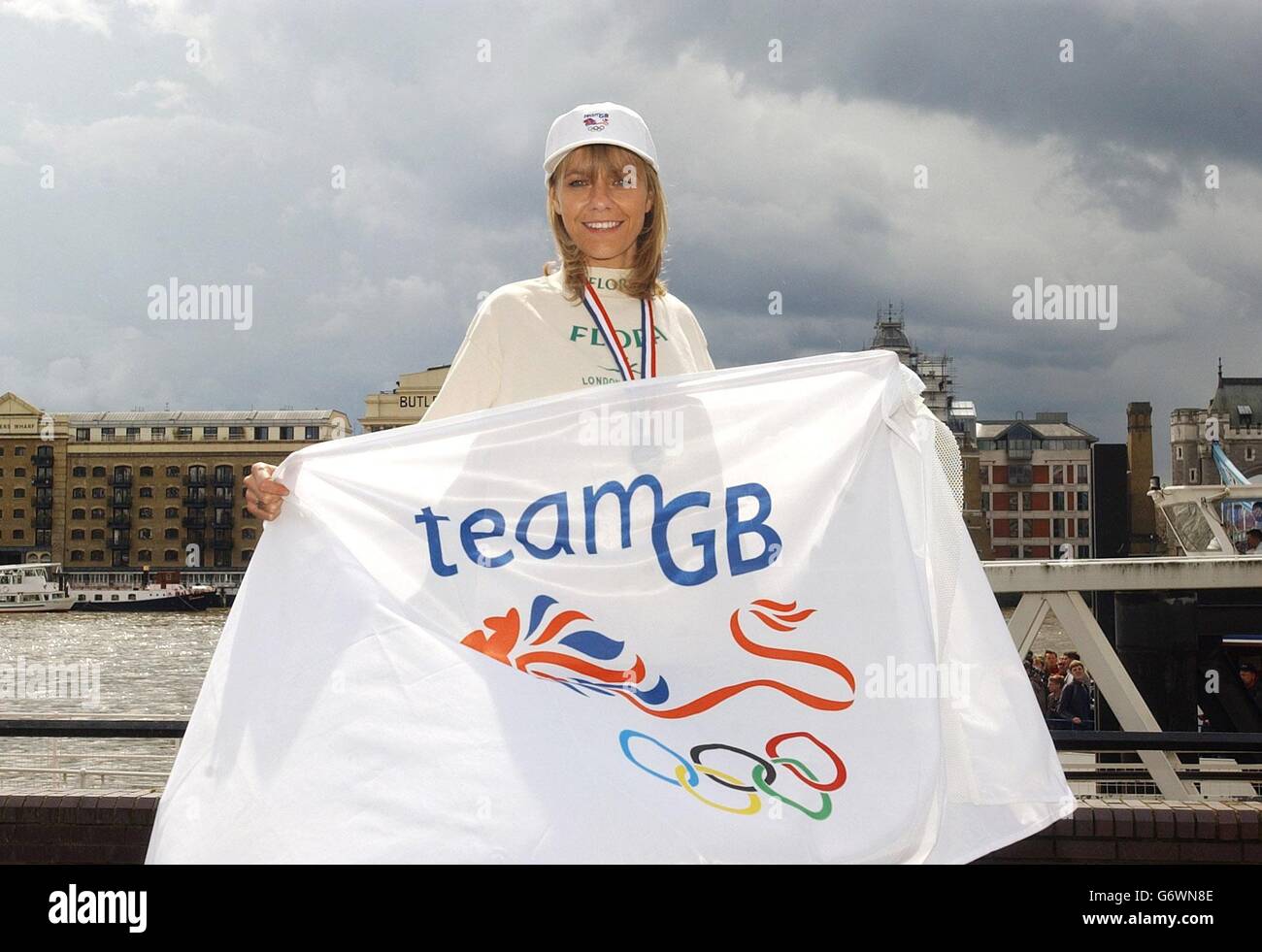 Tracey Morris, la prima donna britannica a finire nella maratona di Londra di ieri, celebra la sua selezione per le Olimpiadi, vicino a Tower Bridge, Londra. L'ottico di Leeds, di 36 anni, è stato selezionato per correre la maratona per la Gran Bretagna ad Atene, la British Olympic Association ha confermato oggi. Foto Stock