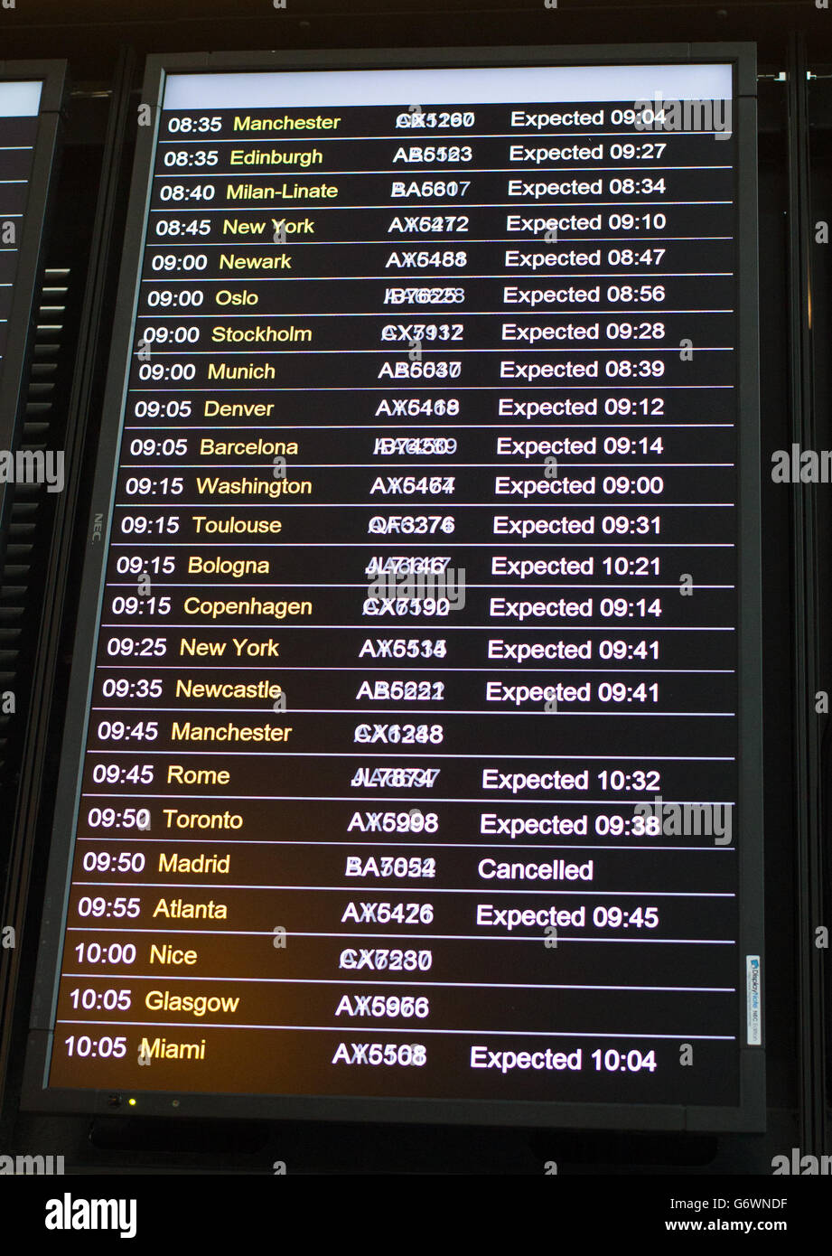 Gli arrivi arrivano al Terminal 5 dell'aeroporto di Heathrow, dato che il numero di voli attraverso il Regno Unito è stato annullato a causa della nebbia di prima mattina. Foto Stock