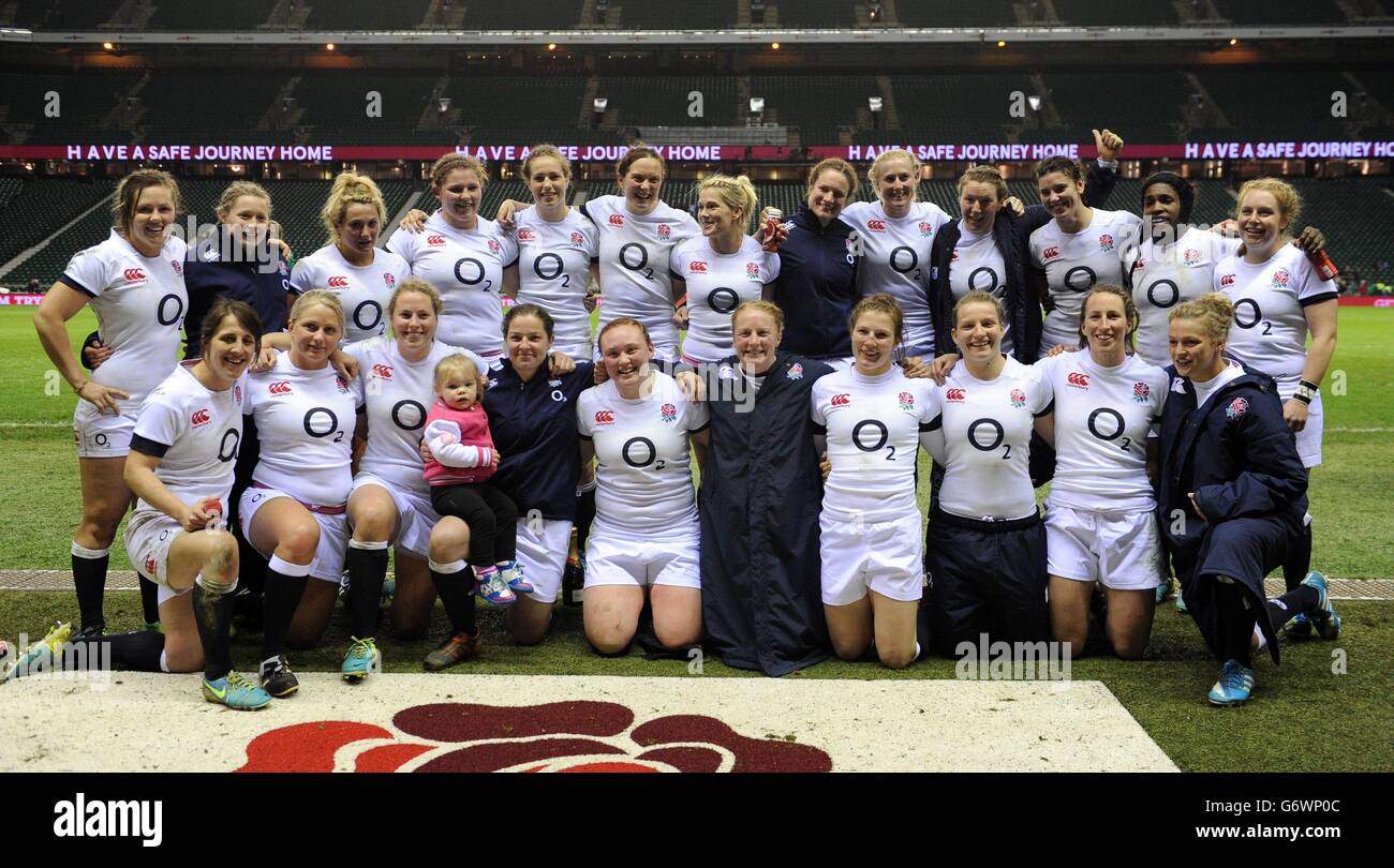 Rugby Union - Donne RBS 6 Nazioni - Inghilterra / Irlanda - Twickenham. La squadra di rugby delle Donne inglesi festeggia dopo la partita delle Nazioni RBS 6 al Twickenham Stadium di Londra. Foto Stock