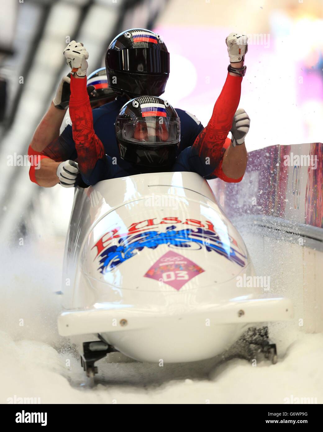 Russia -1 squadra di Alexander Zubkov (davanti), Alexey Negodaylo, Dmitry Trunenkov e Alexey Voevoda festeggiano l'oro vincente al termine della corsa 6 dei 4 uomini Bobsleigh al Sanki Sliding Center durante i Giochi Olimpici Sochi 2014 a Krasnaya Polyana, Sochi. Russia. Foto Stock