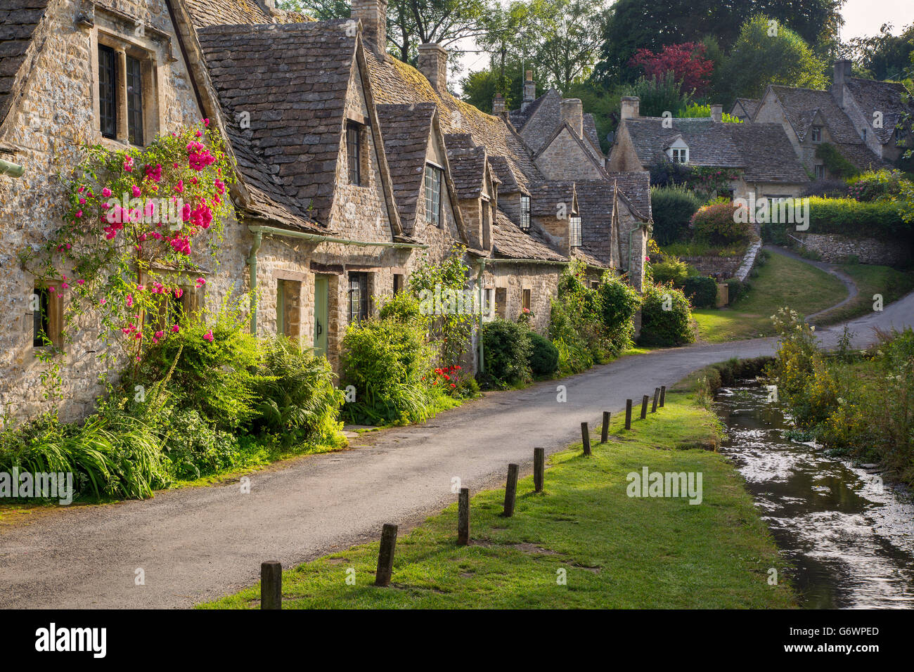 Arlington Row - case originariamente costruito per i tessitori locali, Bibury, Glocestershire, Inghilterra Foto Stock