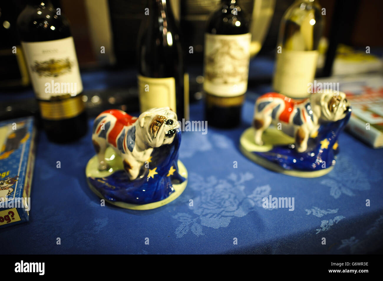 Figure di bulldog in porcellana mangiare una bandiera europea alla conferenza di primavera dell'UKIP 2014 al Riviera International Conference Centre, Torquay. Foto Stock