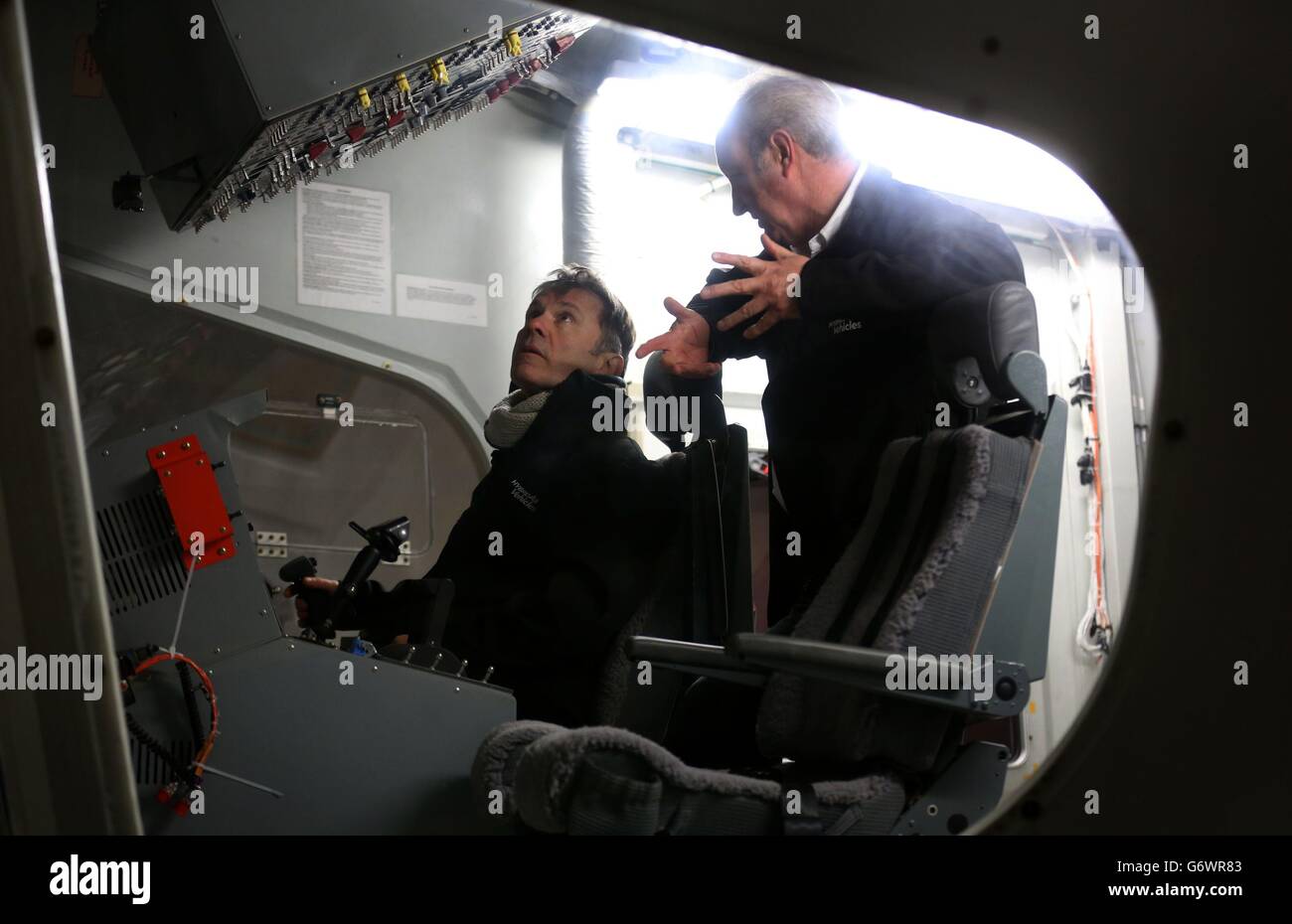 L'uomo anteriore di Iron Maiden Bruce Dickinson chiacchiera con il pilota David Burns all'interno dell'abitacolo del più grande velivolo del mondo conosciuto come HAV304, al suo lancio a Cardington Hanger nel Bedfordshire. Foto Stock