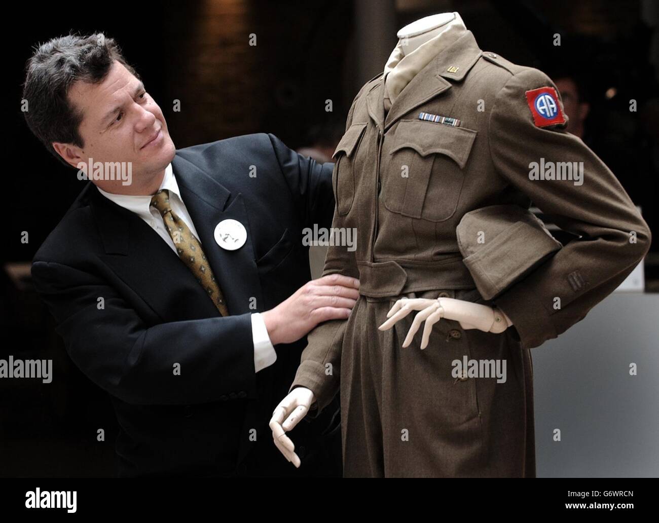 Paul Riva, nipote dell'attrice e cantante Marlene Dietrich, vede una delle sue uniformi in tempo di guerra che indossava per intrattenere le truppe in Europa durante la seconda guerra mondiale, mentre lo presenta all'Imperial War Museum di Londra. Tra il 1944 e la fine della guerra Dietrich intrattenne truppe in Nord Africa, Italia e Francia. Era abbastanza vicino alla battaglia del Bulge per sentire i gusci esplodere e potrebbe essere morto di polmonite se non fosse per il penicillina di droga di miracolo recentemente scoperto. Foto Stock