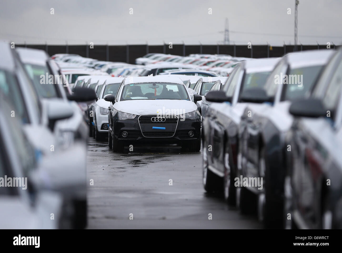 Nuove vetture in un compound a Sheerness, Kent, prima dell'inizio di domani della targa di immatricolazione 2014, mentre le vendite di nuove auto continuano a rimanere in buona salute. Data immagine: Venerdì 28 febbraio 2014. Il credito fotografico dovrebbe essere: Gareth Fuller/PA Wire Foto Stock