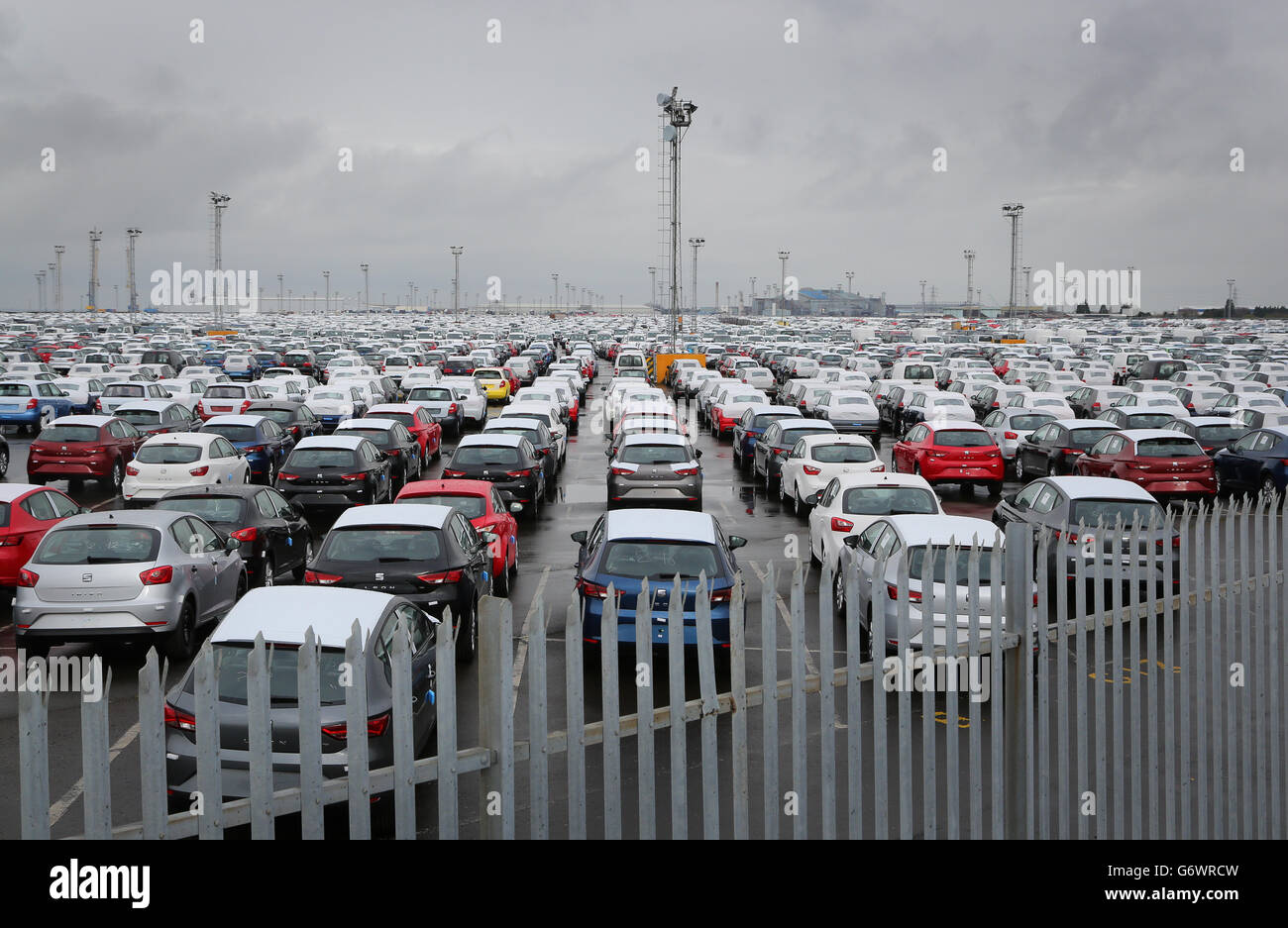 Nuove vetture in un compound a Sheerness, Kent, prima dell'inizio di domani della targa di immatricolazione 2014, mentre le vendite di nuove auto continuano a rimanere in buona salute. Data immagine: Venerdì 28 febbraio 2014. Il credito fotografico dovrebbe essere: Gareth Fuller/PA Wire Foto Stock