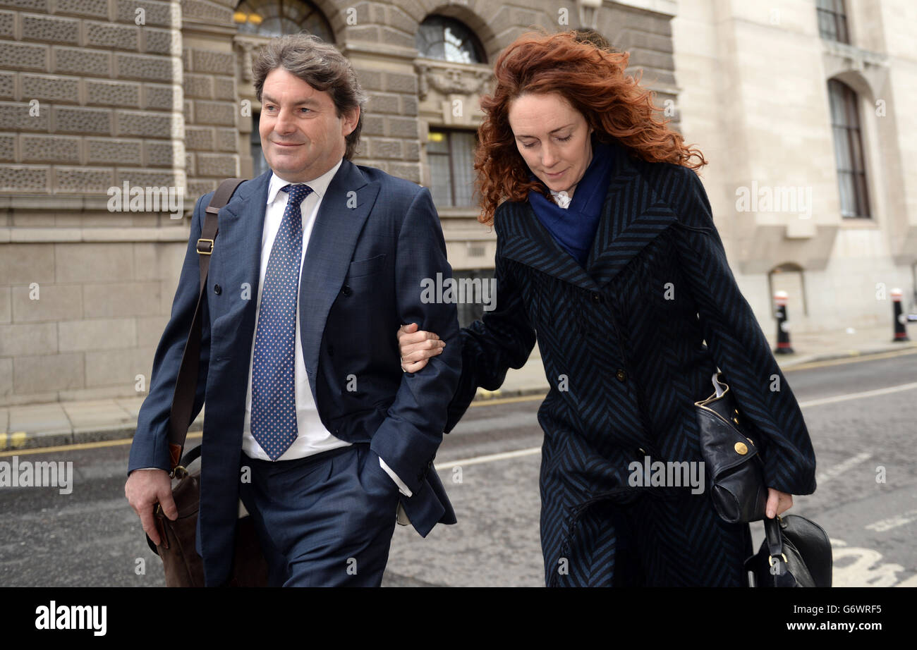 L'ex capo esecutivo di News International Rebekah Brooks e suo marito Charlie Brooks lasciano l'Old Bailey, Londra, mentre il processo di hacking del telefono continua. PREMERE ASSOCIAZIONE foto. Data immagine: Venerdì 28 febbraio 2014. Vedi la storia di PA COURTS Hacking. Il credito fotografico dovrebbe essere: Anthony Devlin/PA Wire Foto Stock