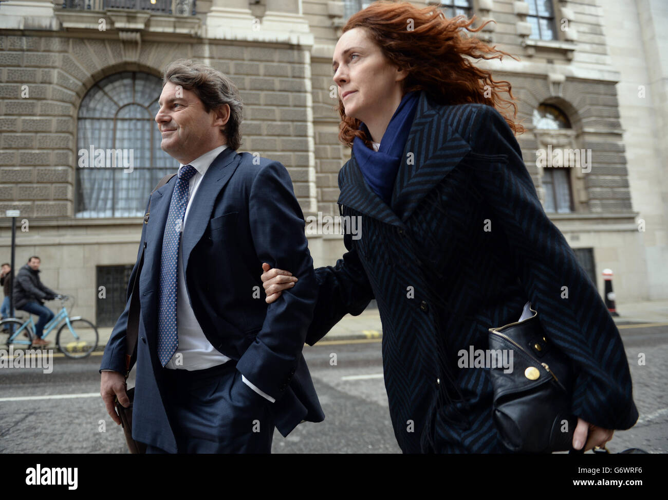 L'ex capo esecutivo di News International Rebekah Brooks e suo marito Charlie Brooks lasciano l'Old Bailey, Londra, mentre il processo di hacking del telefono continua. PREMERE ASSOCIAZIONE foto. Data immagine: Venerdì 28 febbraio 2014. Vedi la storia di PA COURTS Hacking. Il credito fotografico dovrebbe essere: Anthony Devlin/PA Wire Foto Stock