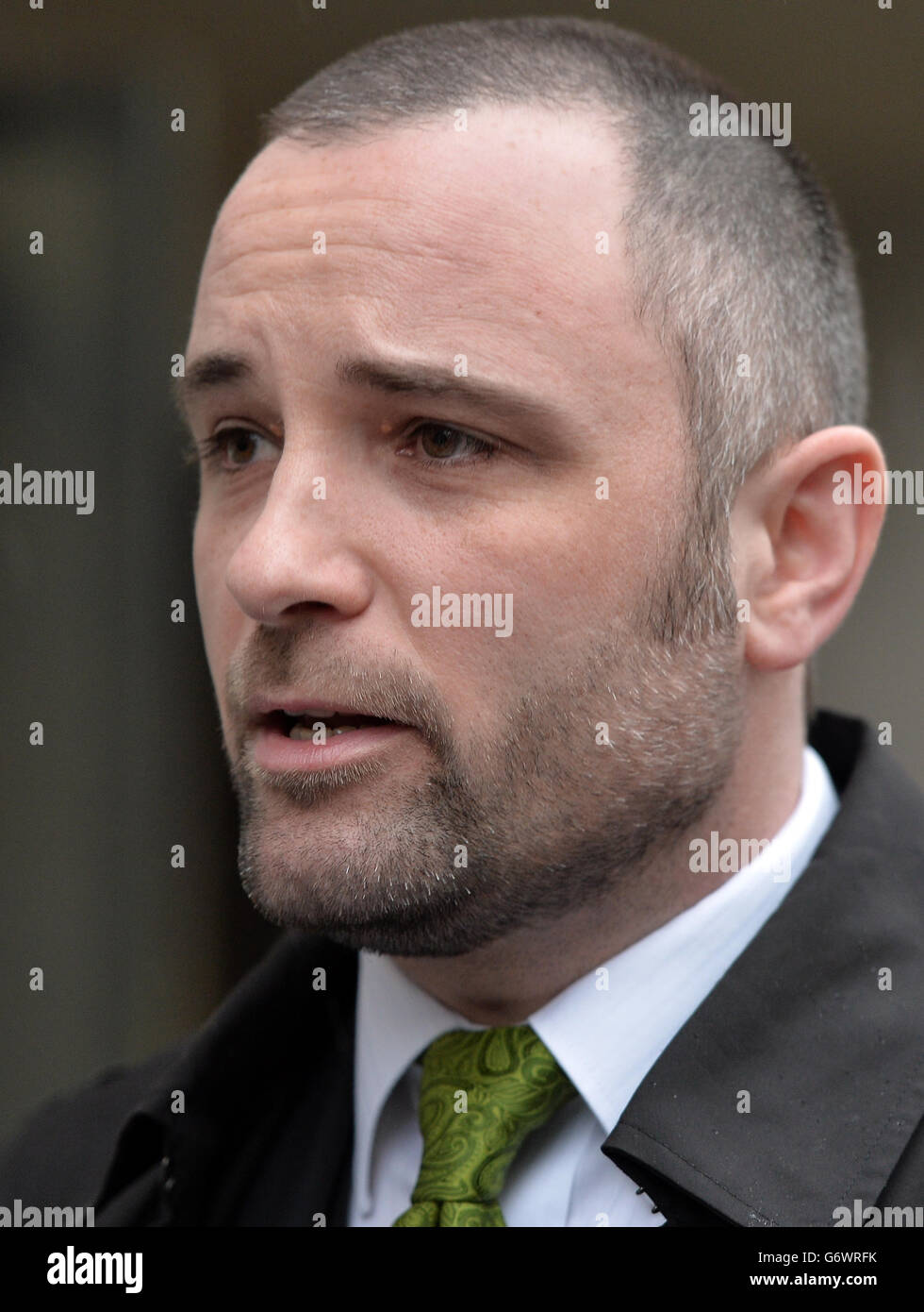 Darren Cray, il cognato della vittima, la vedova di Kevin Lee, Christina Lee, parla al di fuori del vecchio Bailey, Londra, in quanto un giudice ha ordinato all'assassino seriale Joanna Dennehy di trascorrere il resto della sua vita in prigione. PREMERE ASSOCIAZIONE foto. Data immagine: Venerdì 28 febbraio 2014. Vedi la storia della Pennsylvania COURTS Ditch. Il credito fotografico dovrebbe leggere: Anthony Devlin/PA Wire Foto Stock