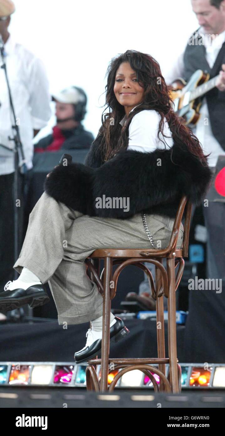 Spettacolo di Janet Jackson. Il cantante Janet Jackson suona dal vivo il "Good Morning America" al Battery Park di New York, USA. Foto Stock